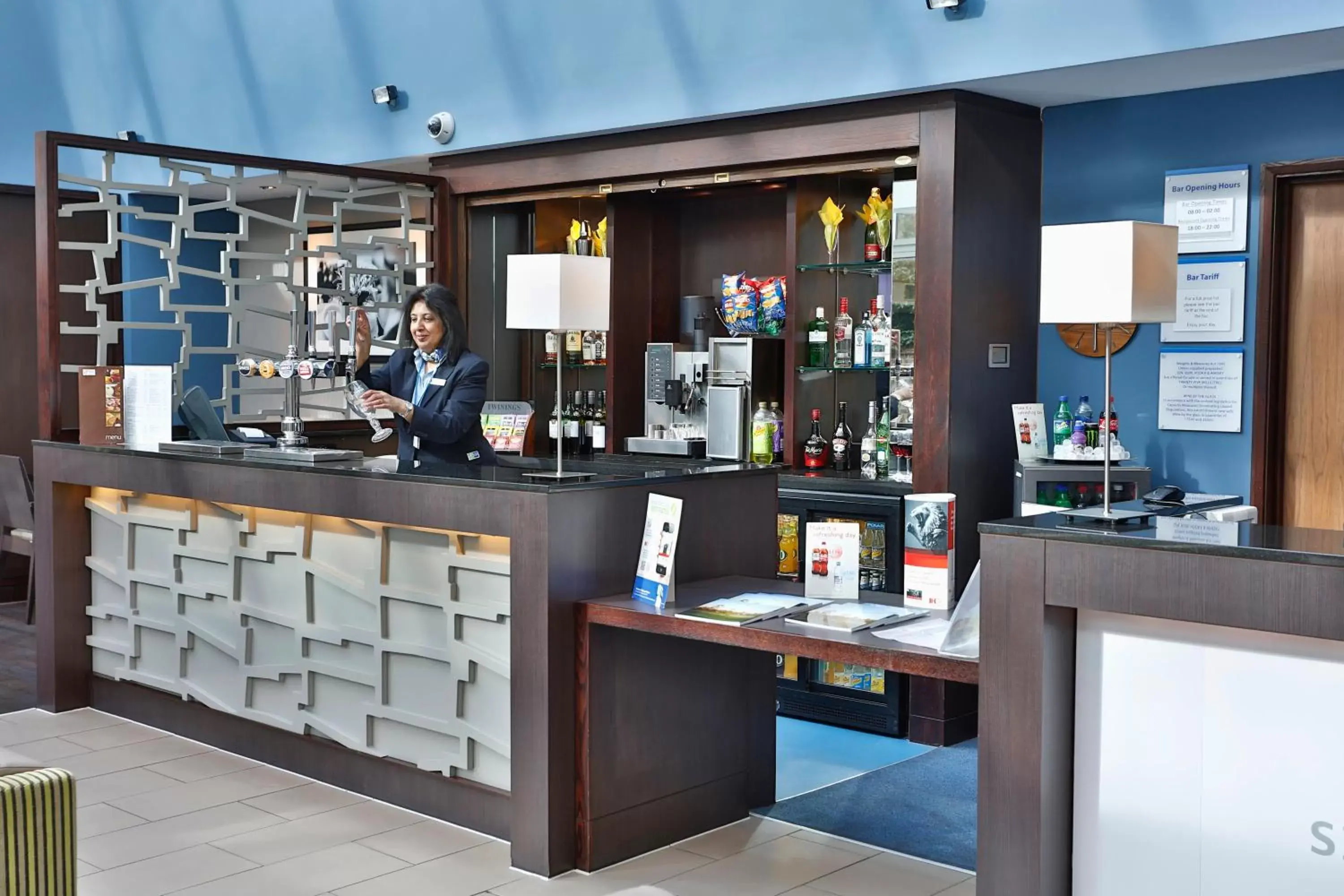 Lounge or bar in Holiday Inn Express Windsor, an IHG Hotel