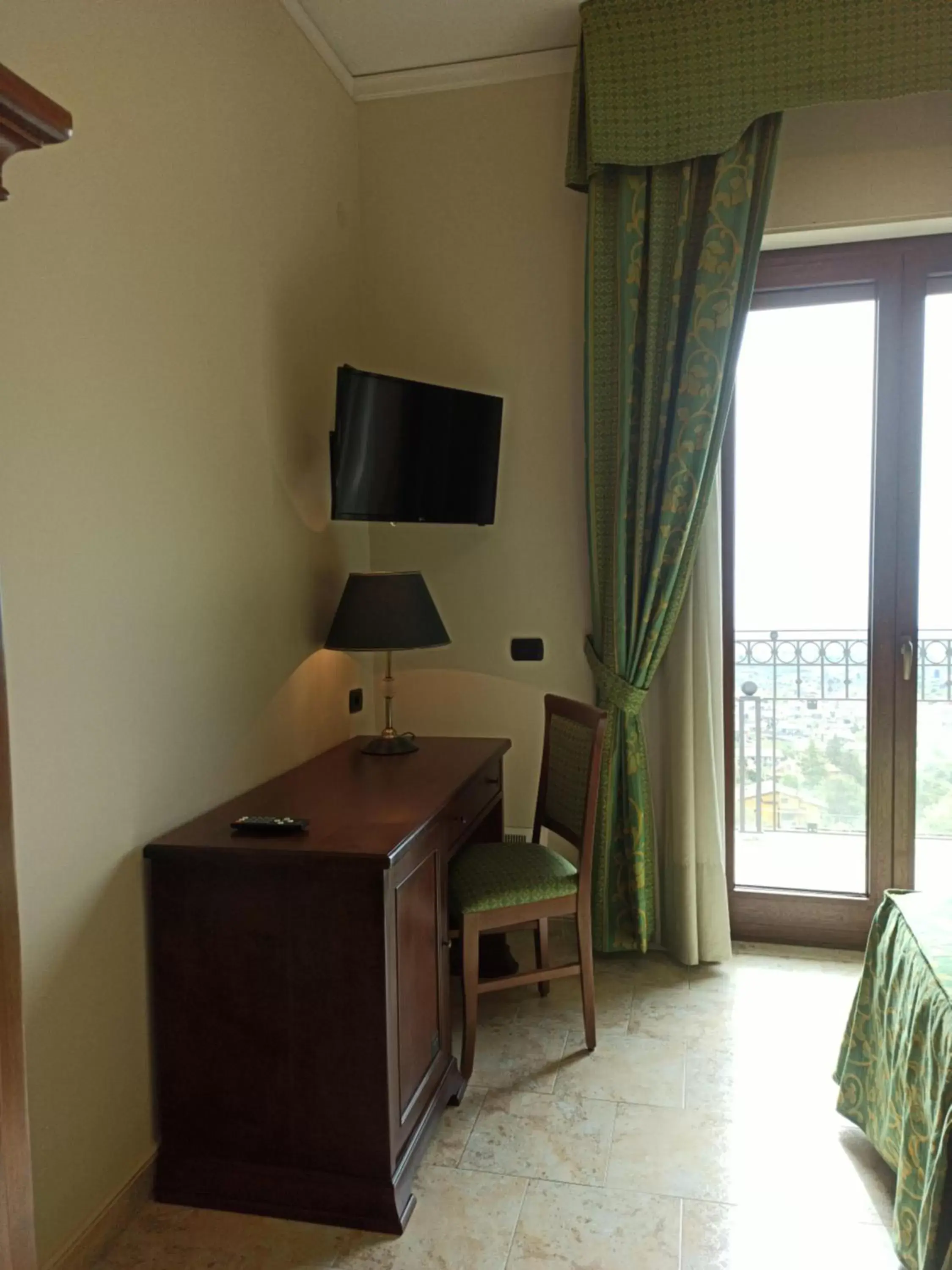 TV and multimedia, TV/Entertainment Center in Hotel Primavera Dell'Etna