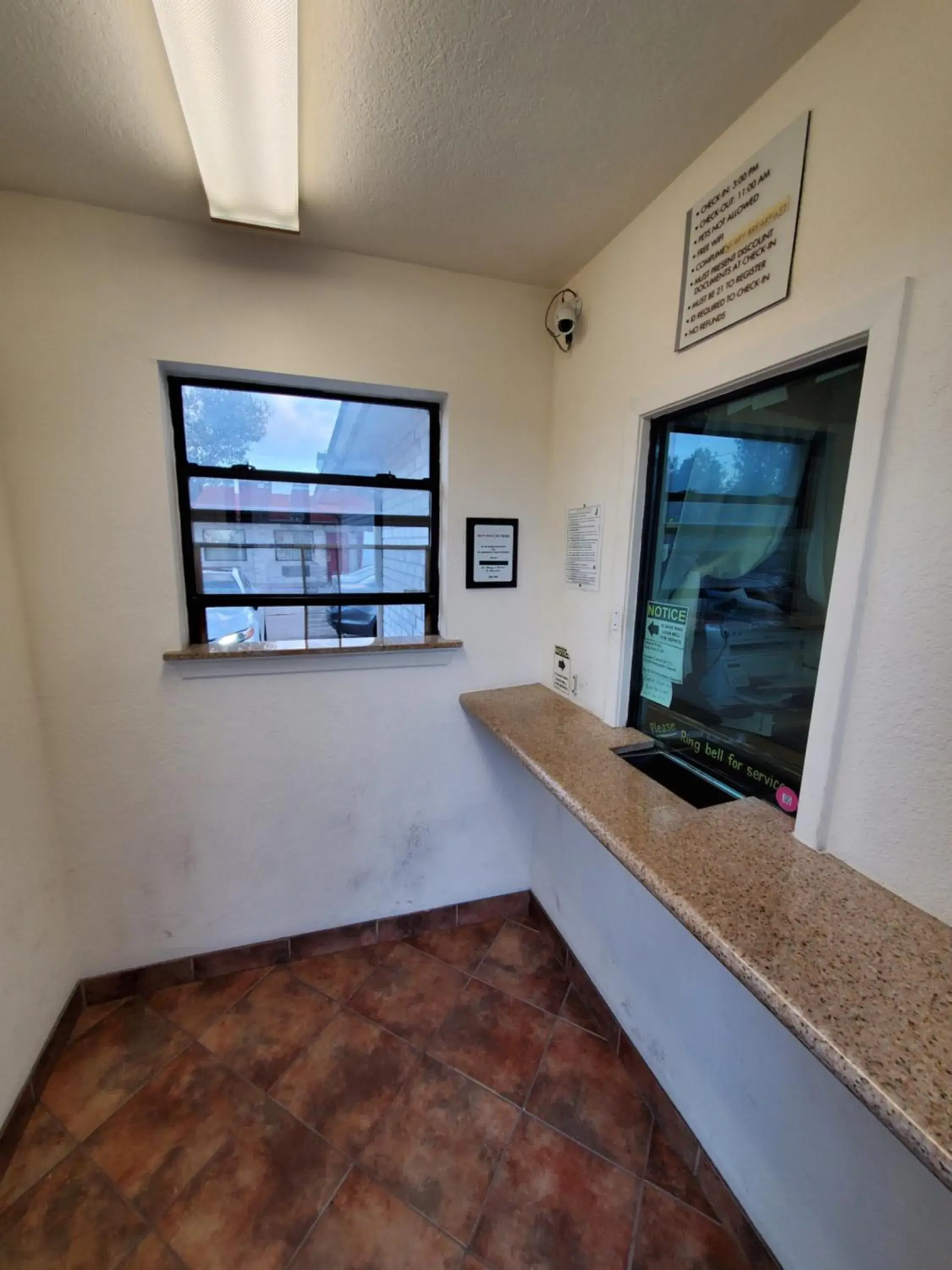 Lobby or reception, TV/Entertainment Center in River Inn Motel