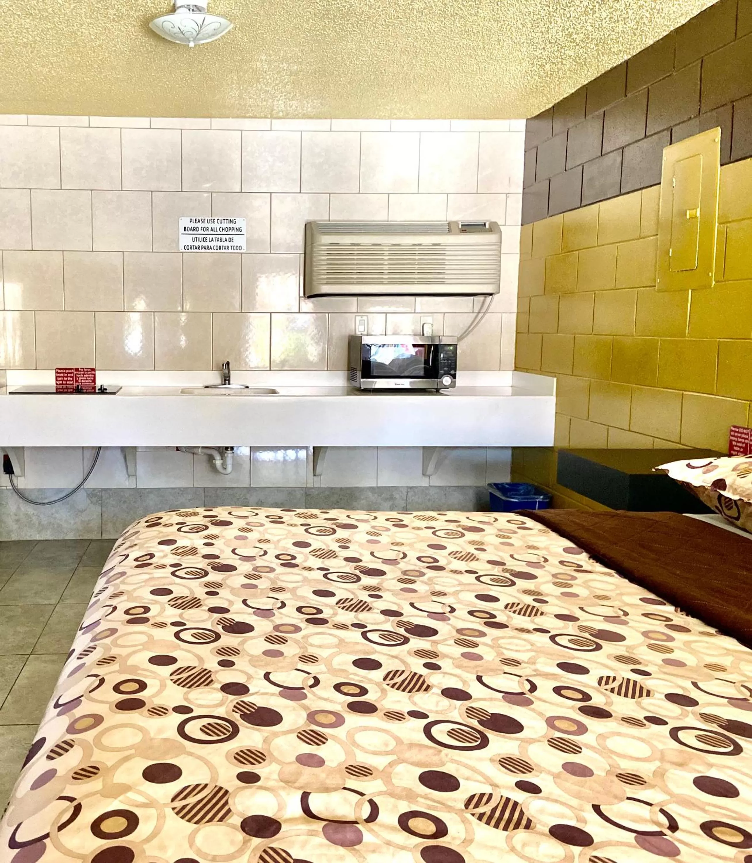 Bed in Savannah Inn and Suites Savannah Port Area