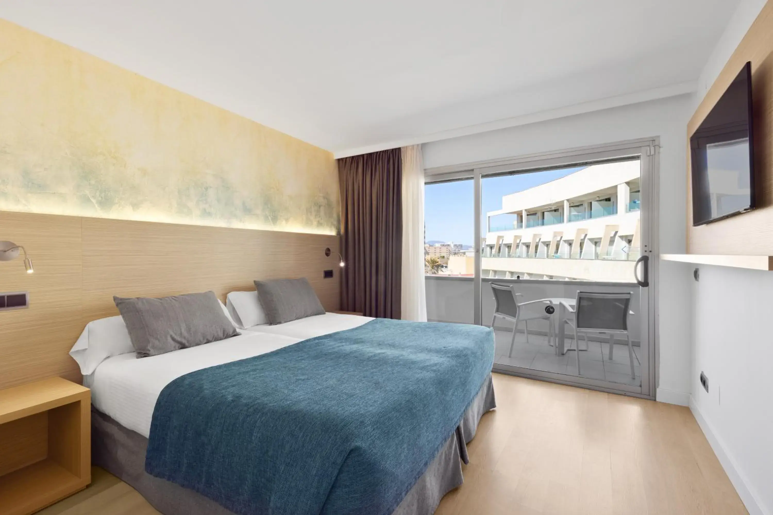 Bedroom, Bed in Aparthotel Fontanellas Playa