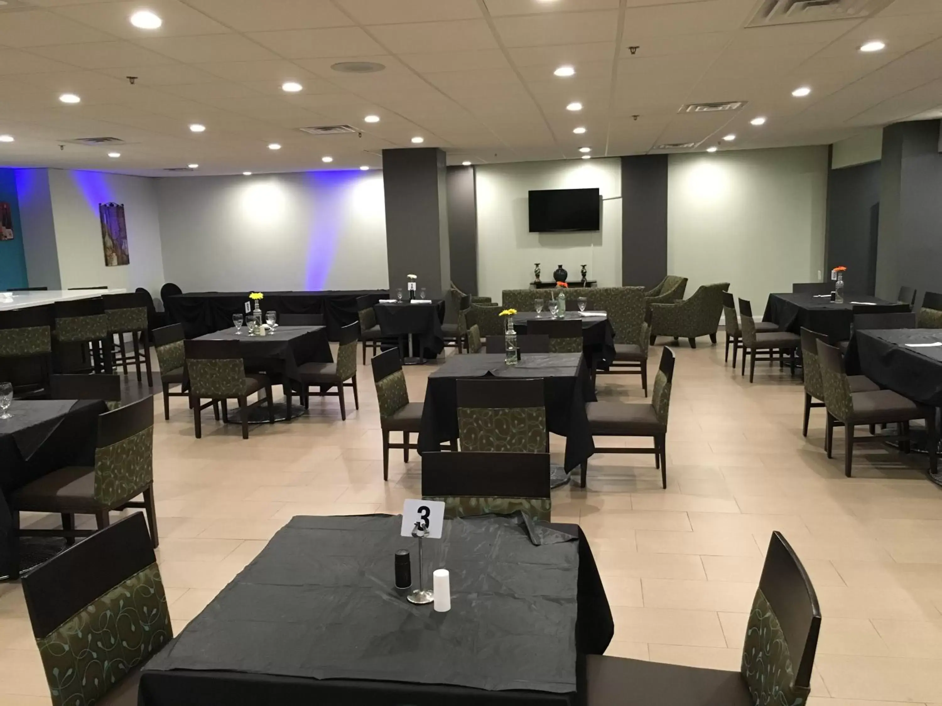 Dining area, Restaurant/Places to Eat in Ramada Plaza by Wyndham Charlotte South End Airport