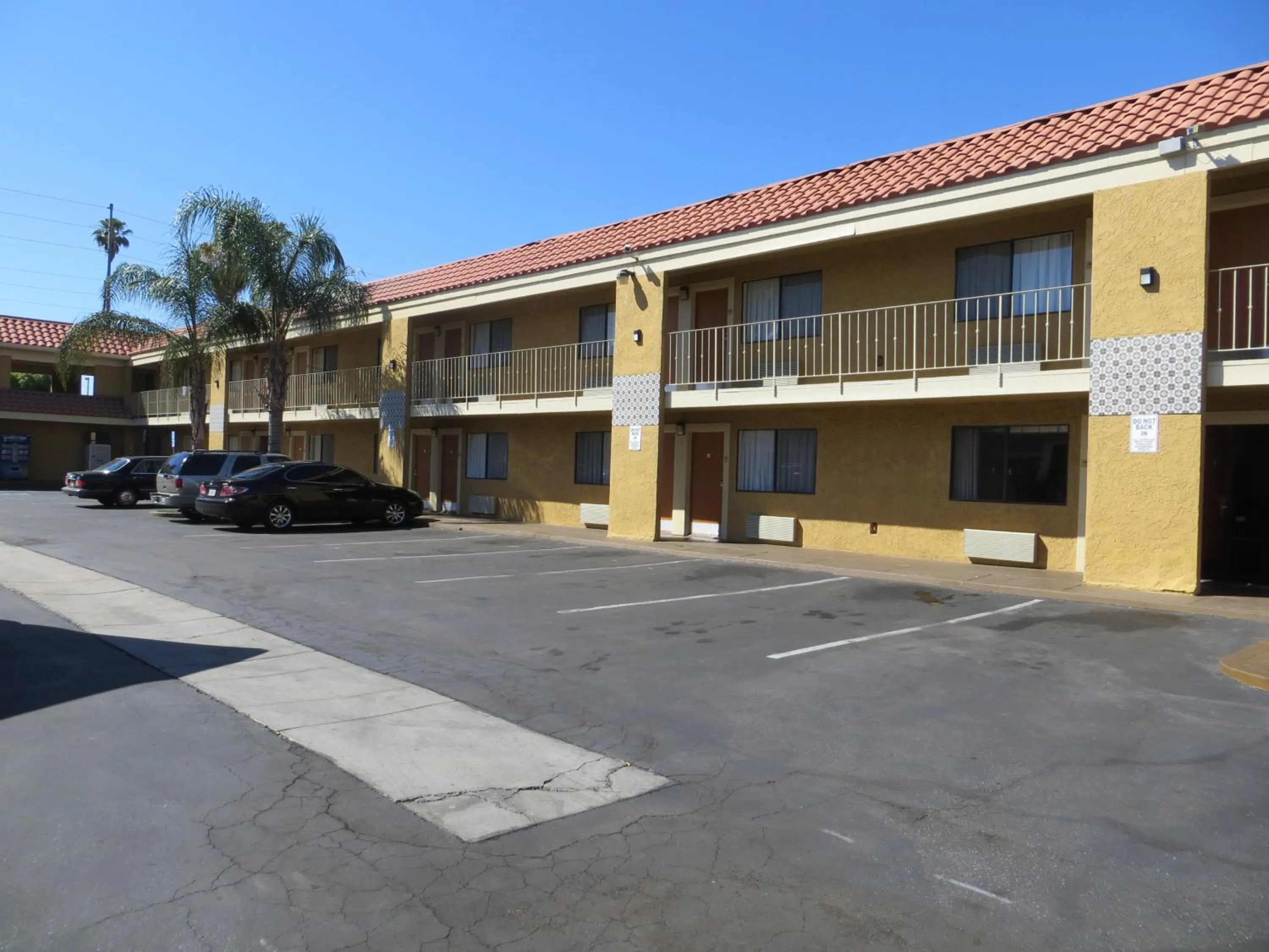 Property building in Riverside Inn & Suites