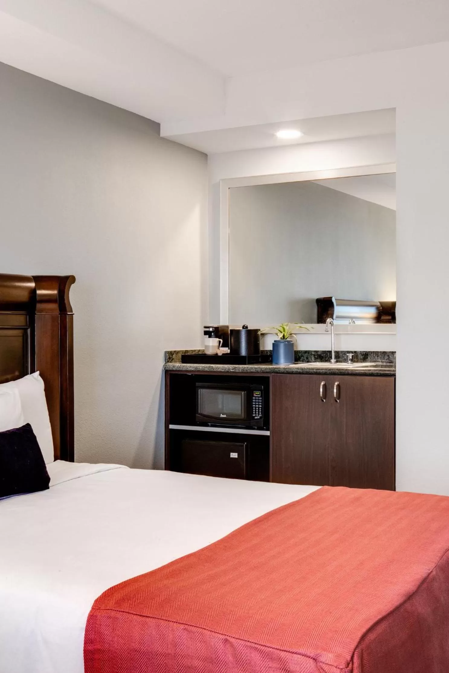 Coffee/tea facilities, Bed in Ayres Suites Mission Viejo - Lake Forest