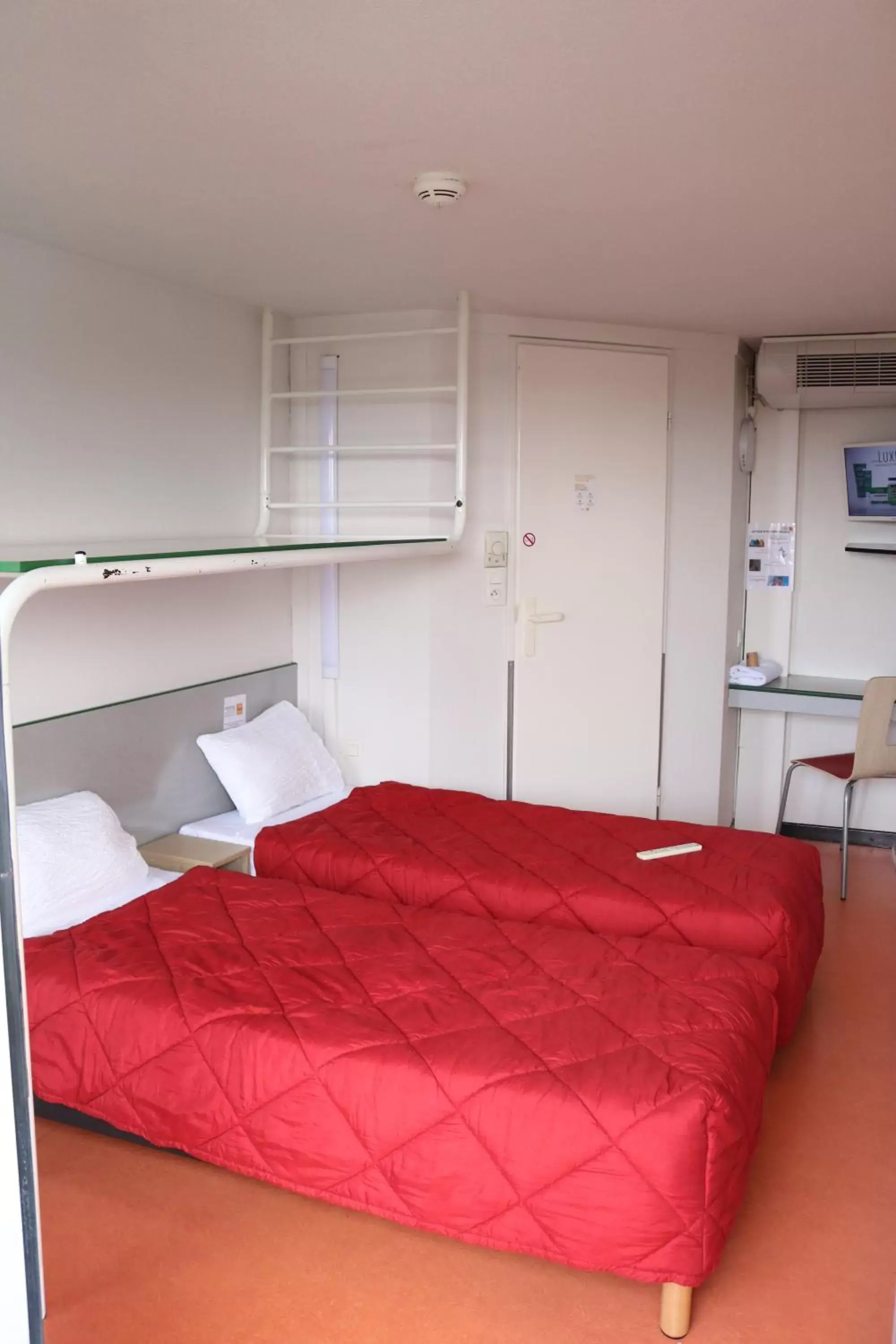 Bedroom, Bed in Premiere Classe Saint Nazaire - Trignac