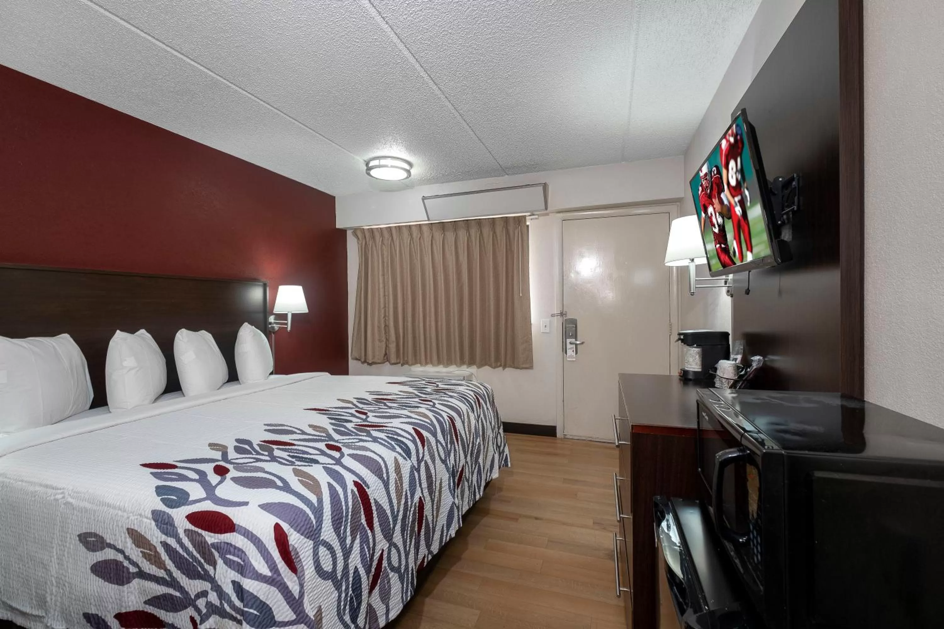 Photo of the whole room, Bed in Red Roof Inn Champaign - University