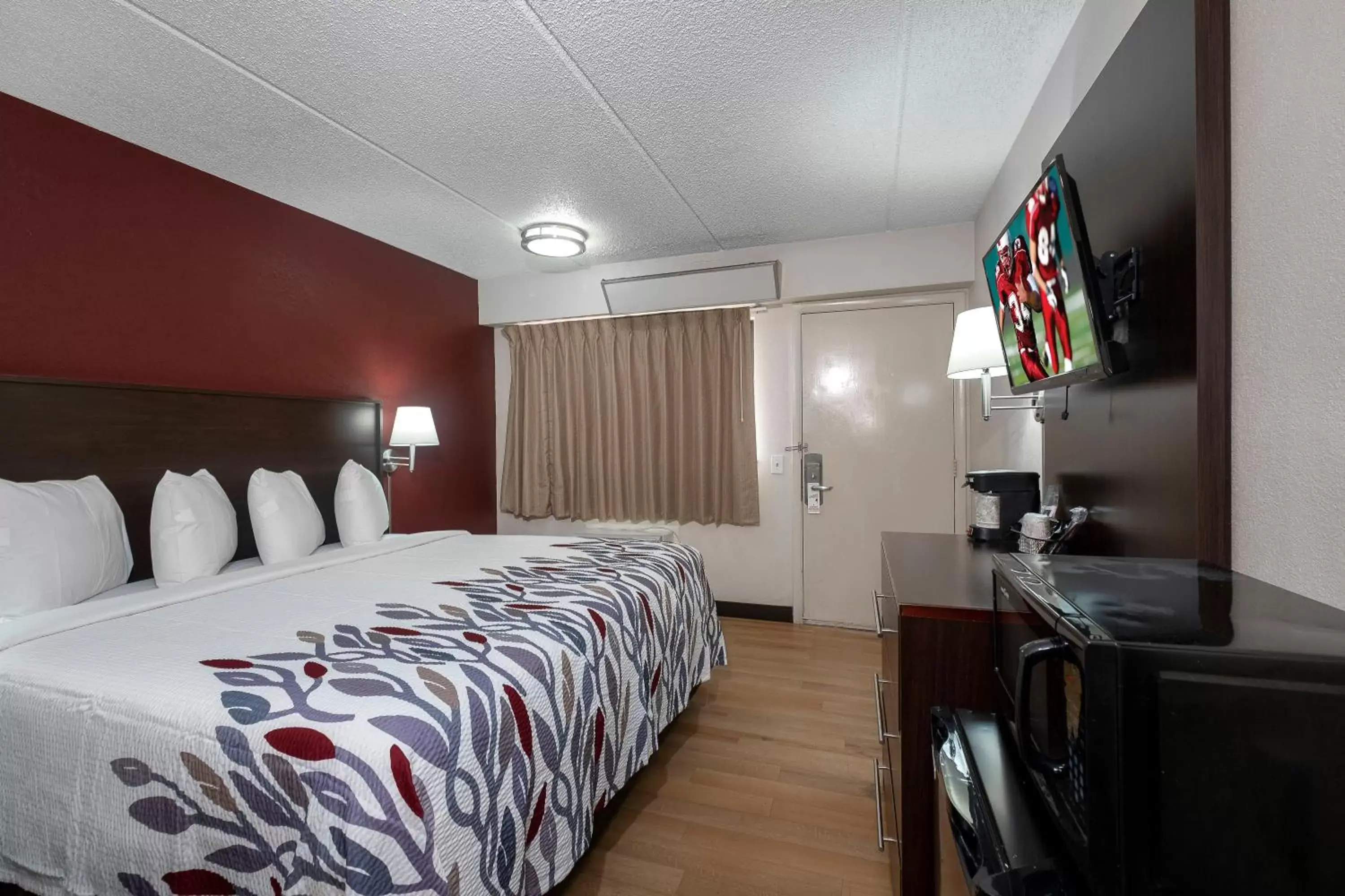 Photo of the whole room, Room Photo in Red Roof Inn Champaign - University