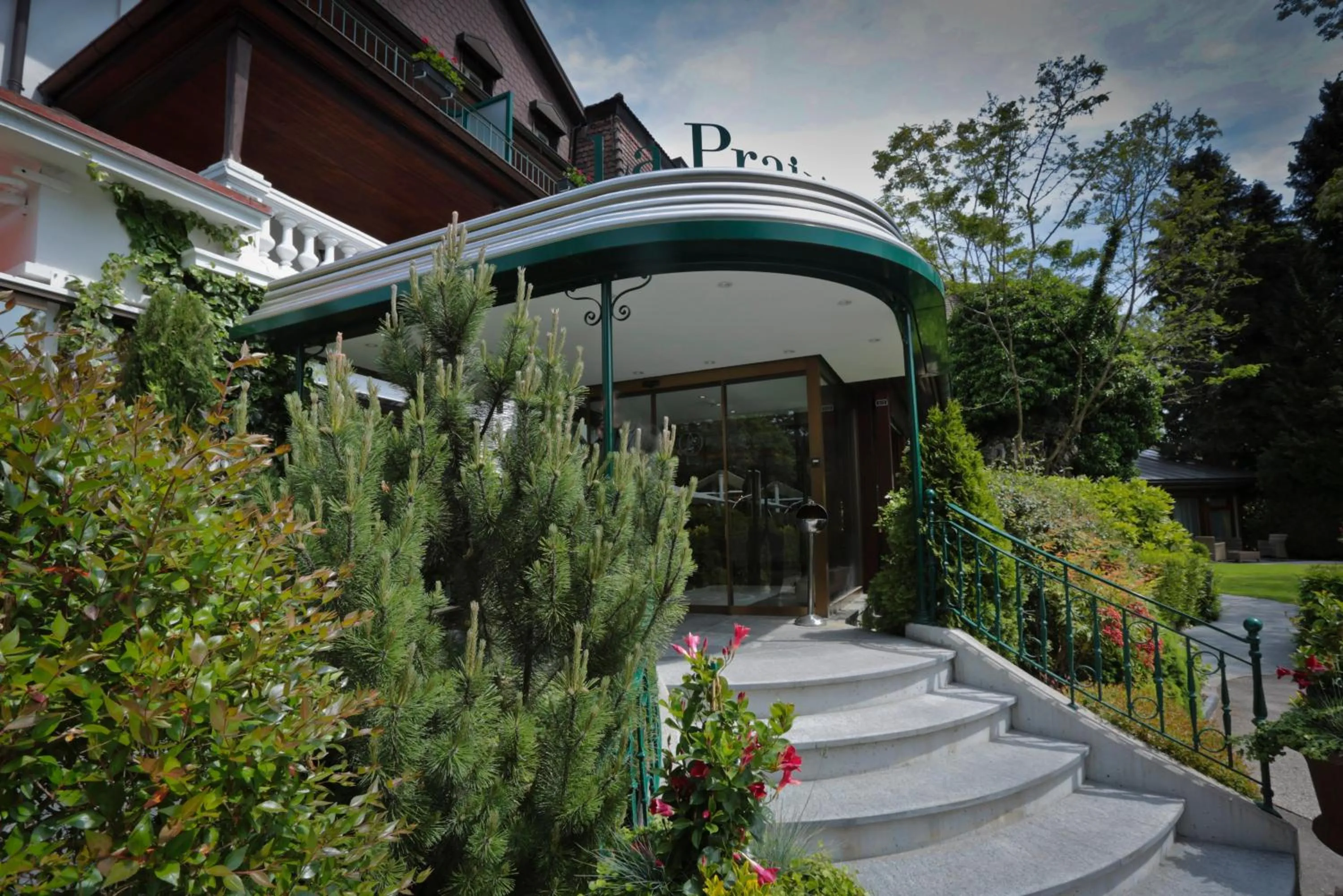 Facade/entrance in Hôtel la Prairie
