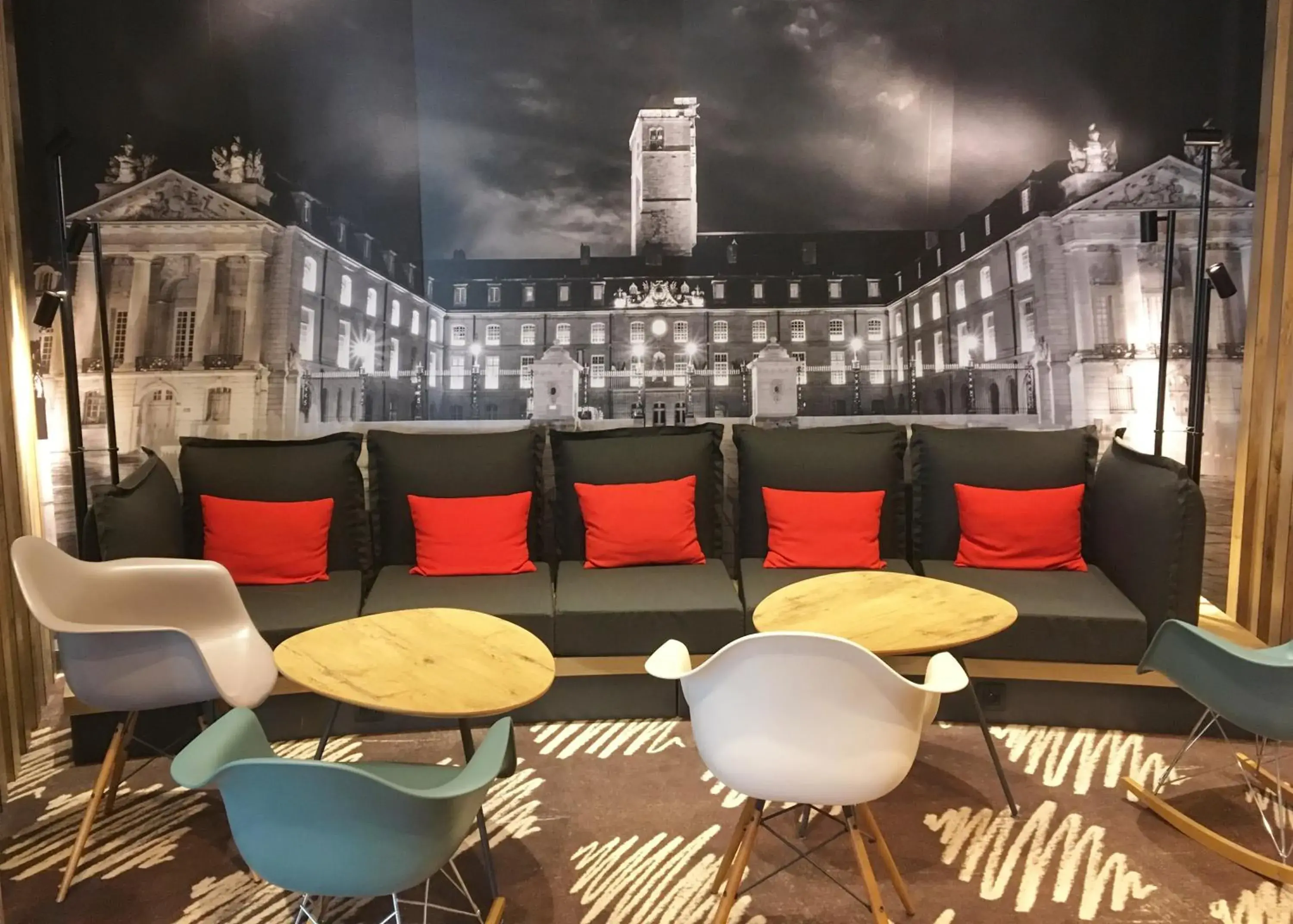 Communal lounge/ TV room in Ibis budget Dijon Centre Clemenceau