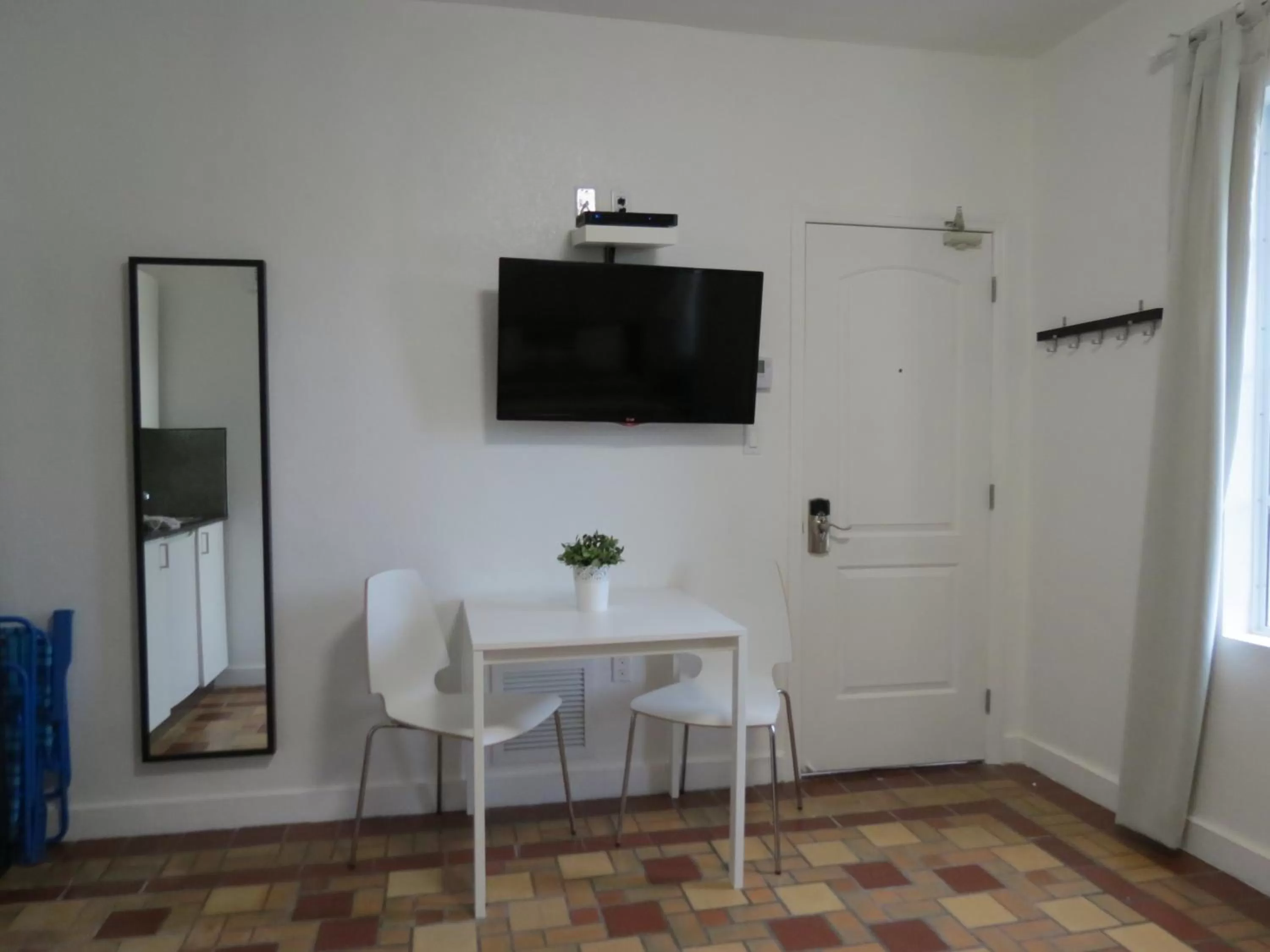 TV and multimedia in Harding Boutique Apartments