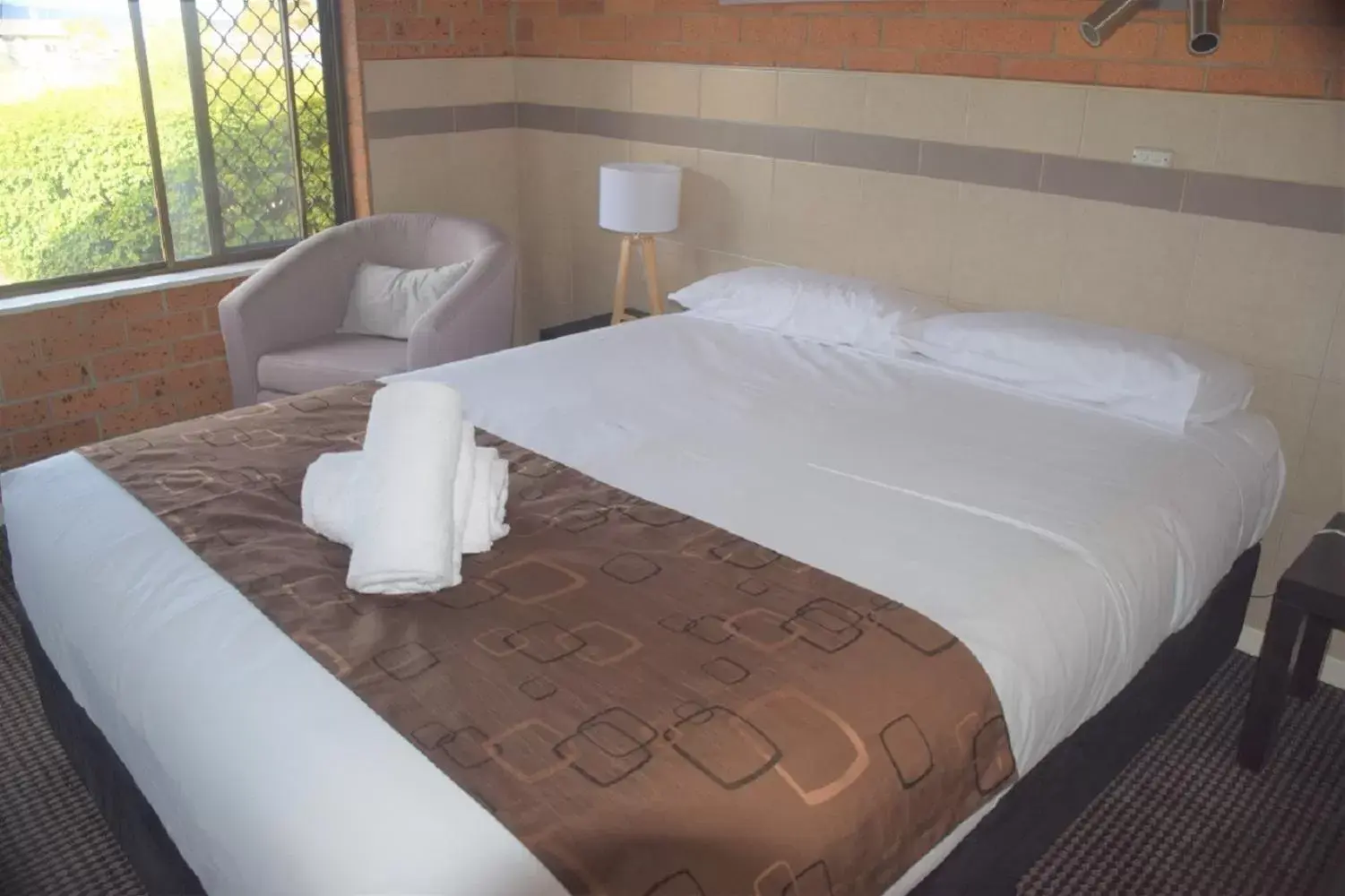 Bed in Tamworth Central Motel