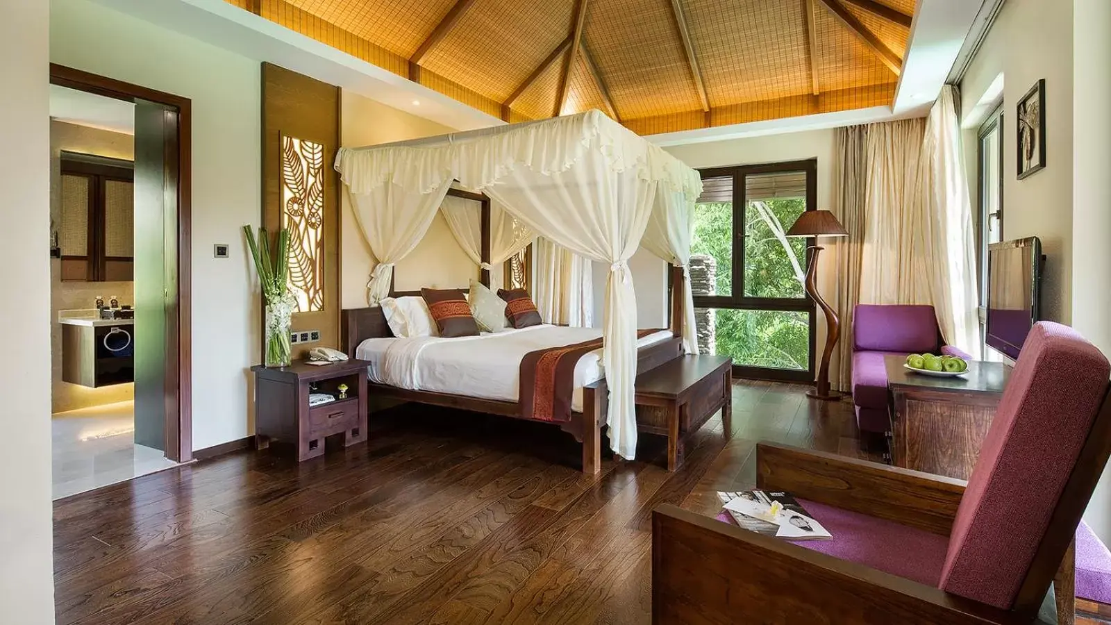 Bed in Sanya Yalong Bay Villas & Spa