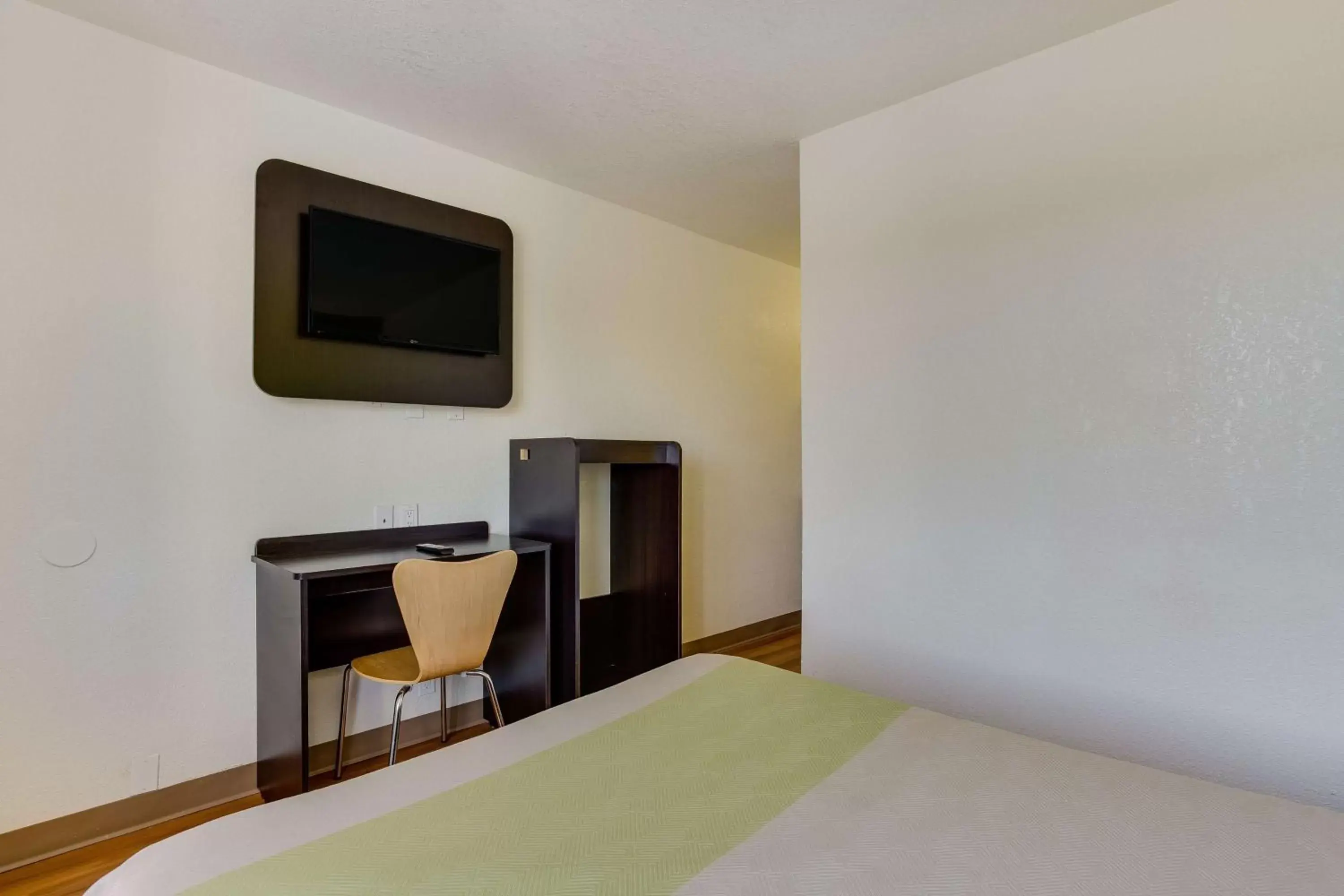 TV and multimedia, Bed in Motel 6-El Paso, TX - West