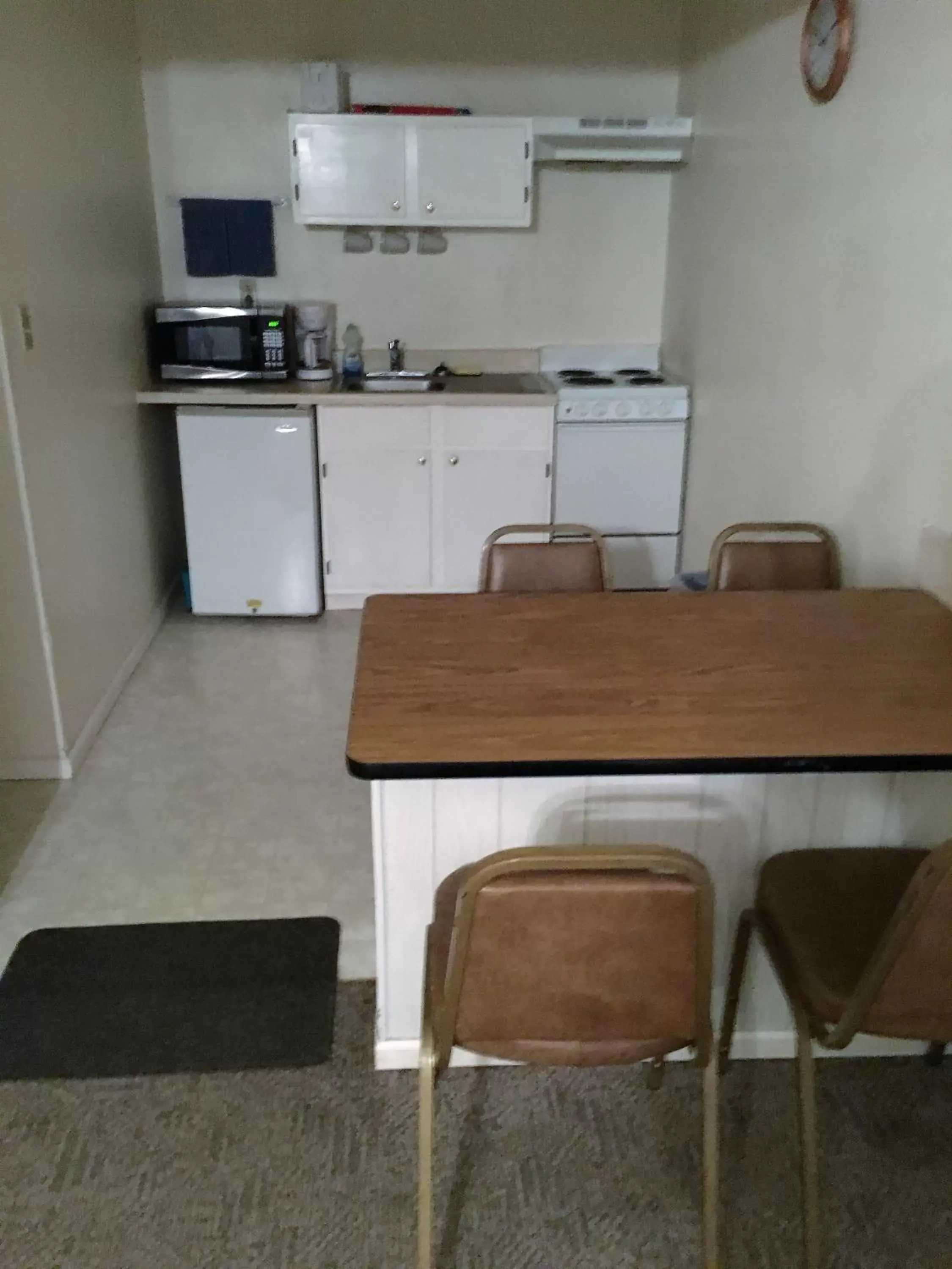 Photo of the whole room, Kitchen/Kitchenette in Hunters Lodge Motel
