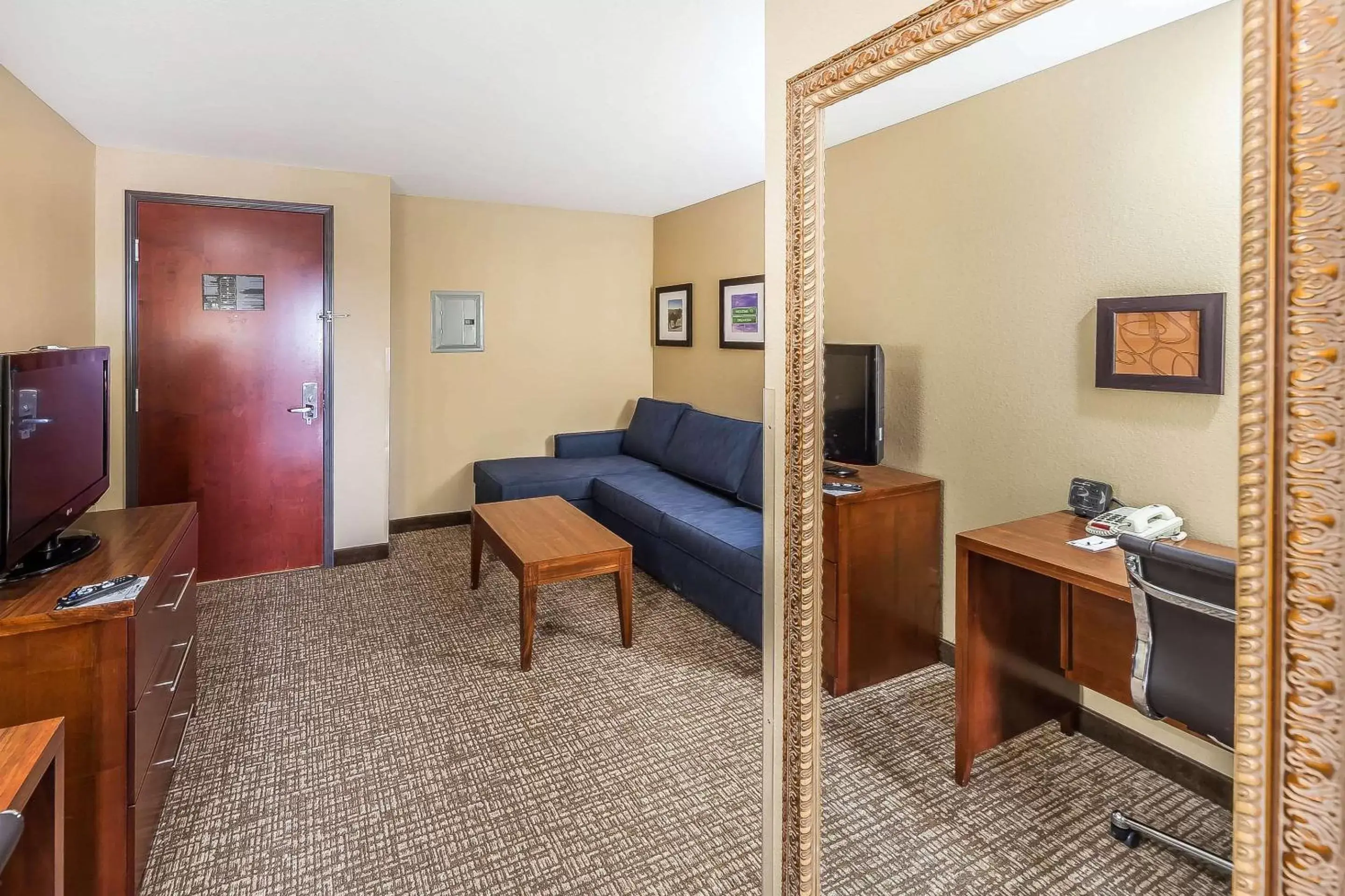 Photo of the whole room, Seating Area in Comfort Suites Yukon - SW Oklahoma City