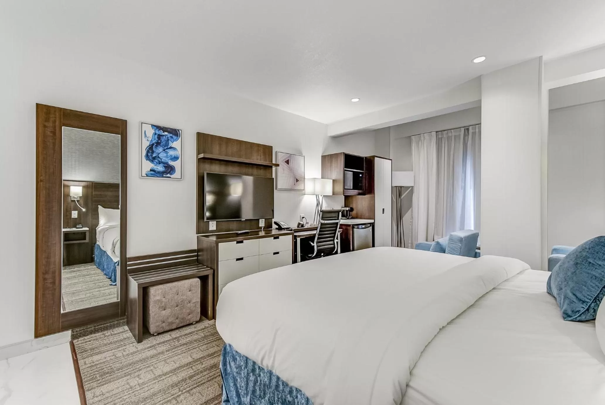 Photo of the whole room, Bed in EST Hotel