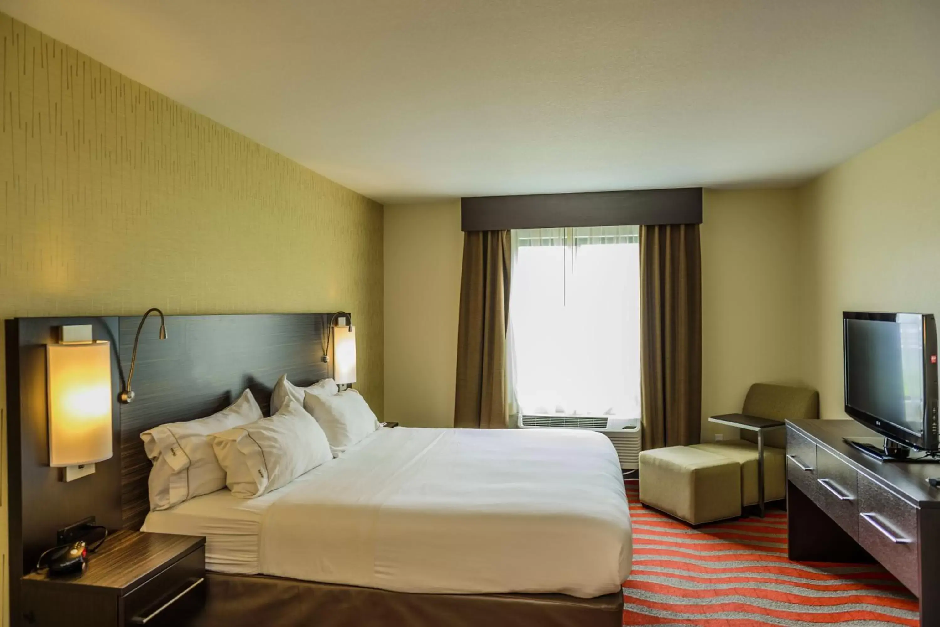 Photo of the whole room, Bed in Holiday Inn Express and Suites - Bradford, an IHG Hotel