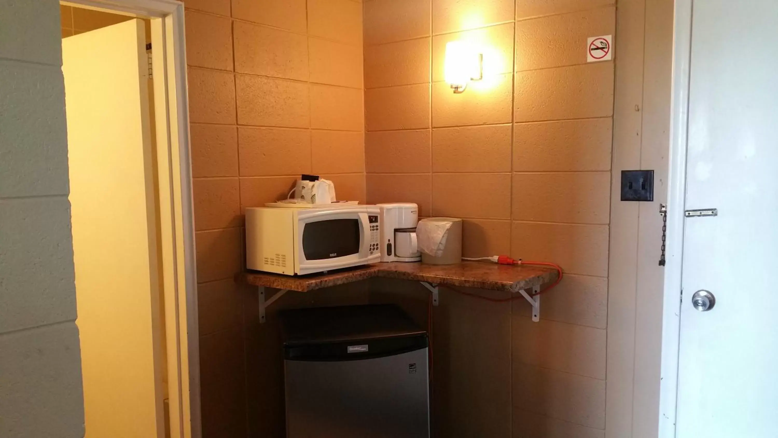 Coffee/tea facilities, Kitchen/Kitchenette in Riverview Motel