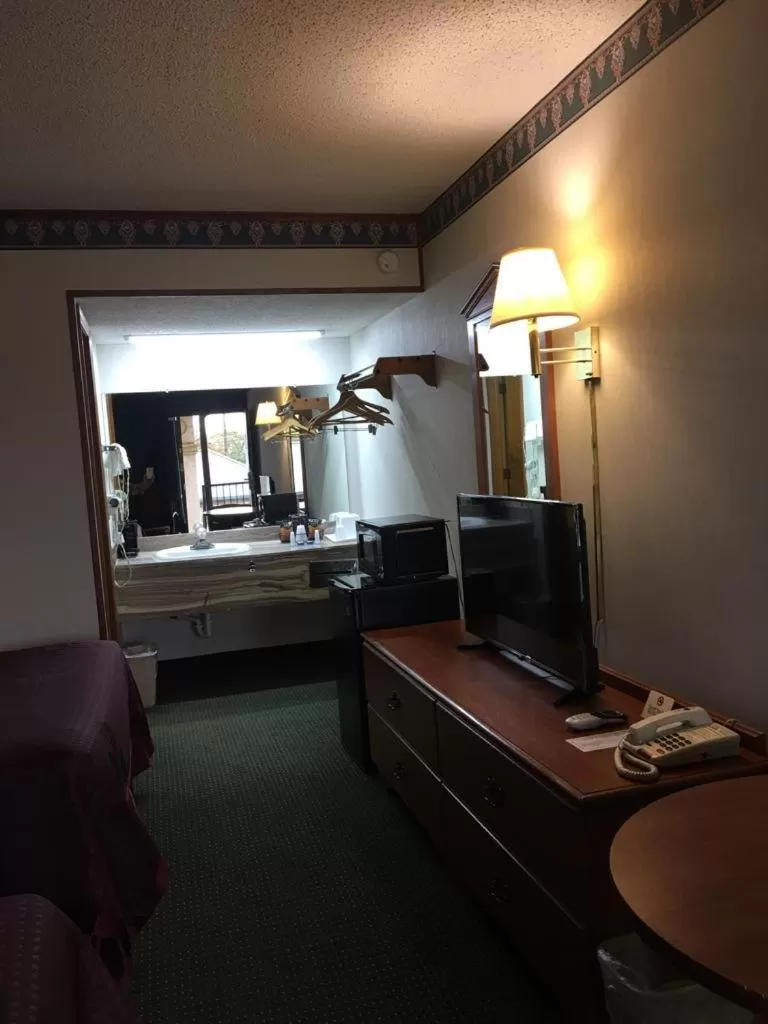 Bed in Sunset Inn Clarksville