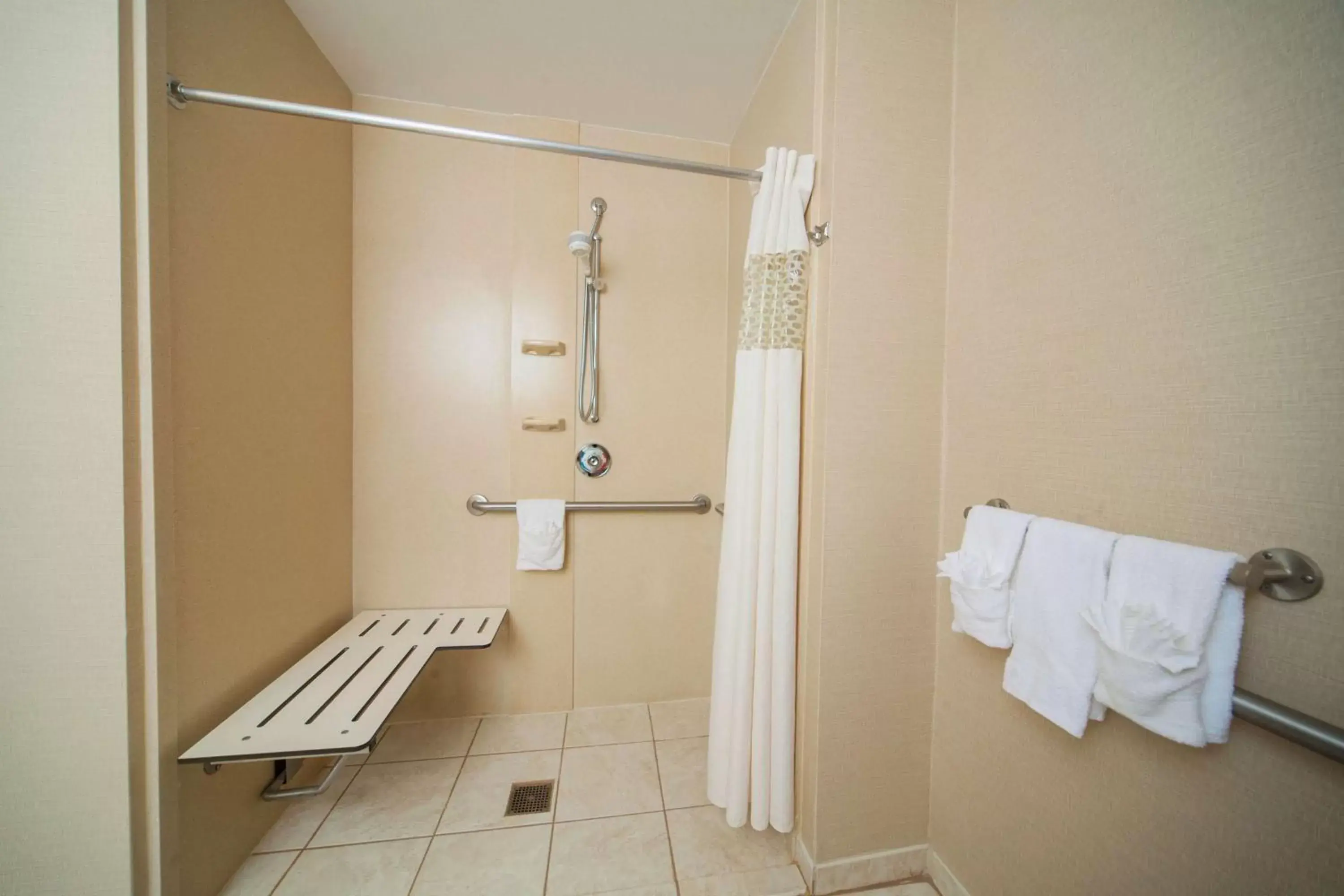 Bed, Bathroom in Hampton Inn & Suites Valdosta/Conference Center
