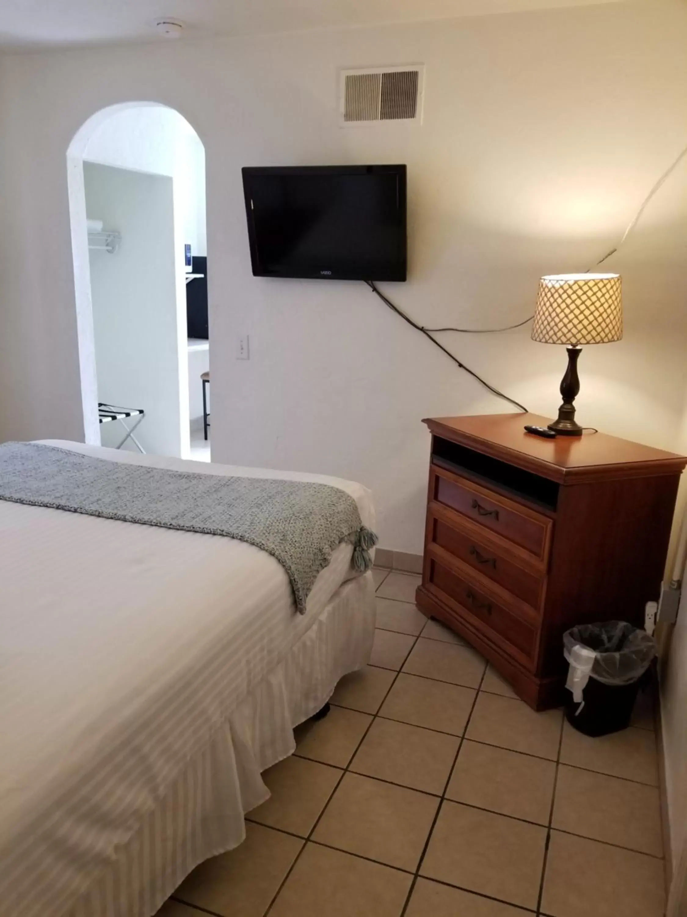 Bedroom, TV/Entertainment Center in The Patriots Boutique Motel