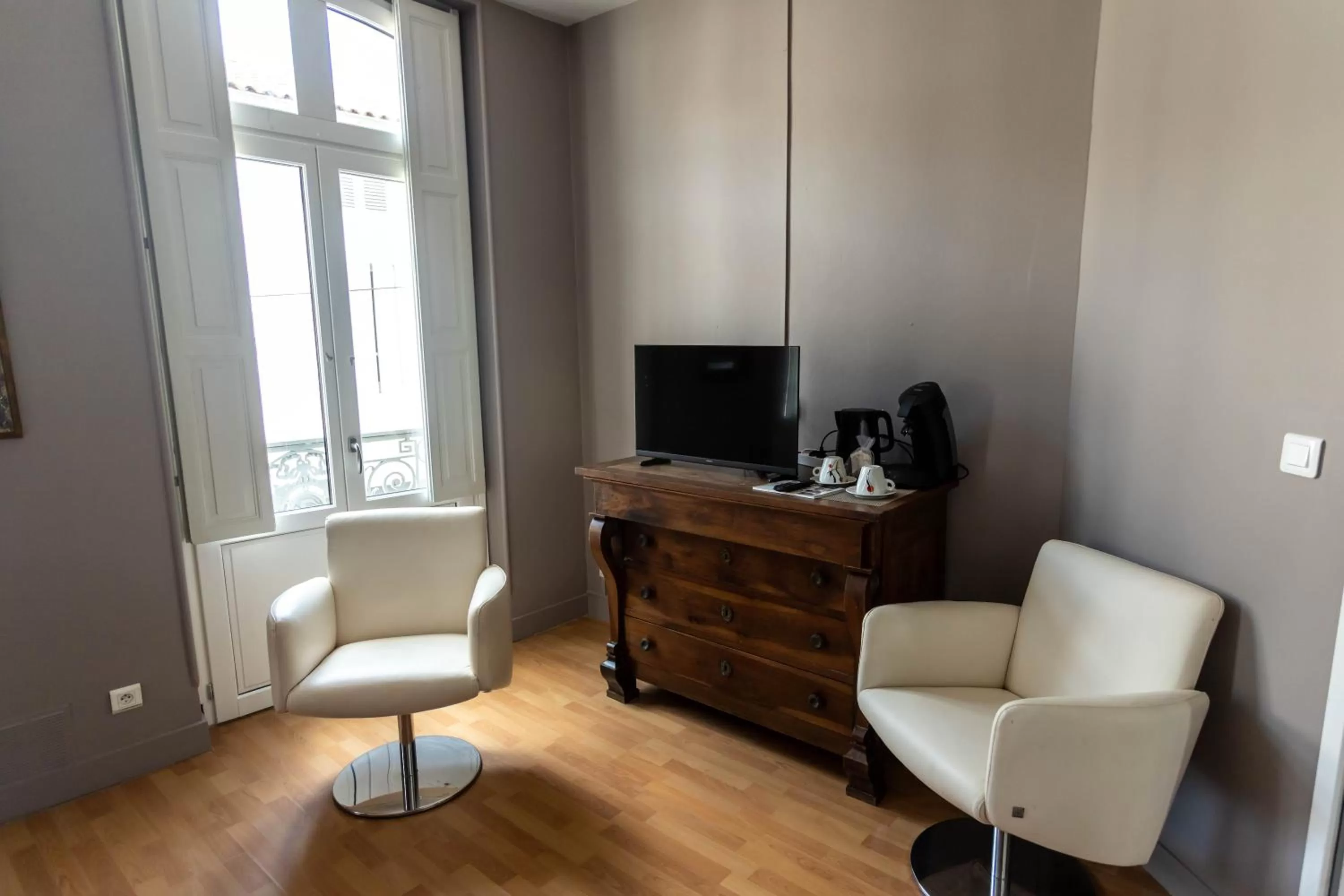 TV and multimedia in CÔTE GARONNE le BALCON DES DAMES -hôtel et restaurant- Tonneins Fauillet Marmande - vue panoramique bord de Garonne chambres climatisées