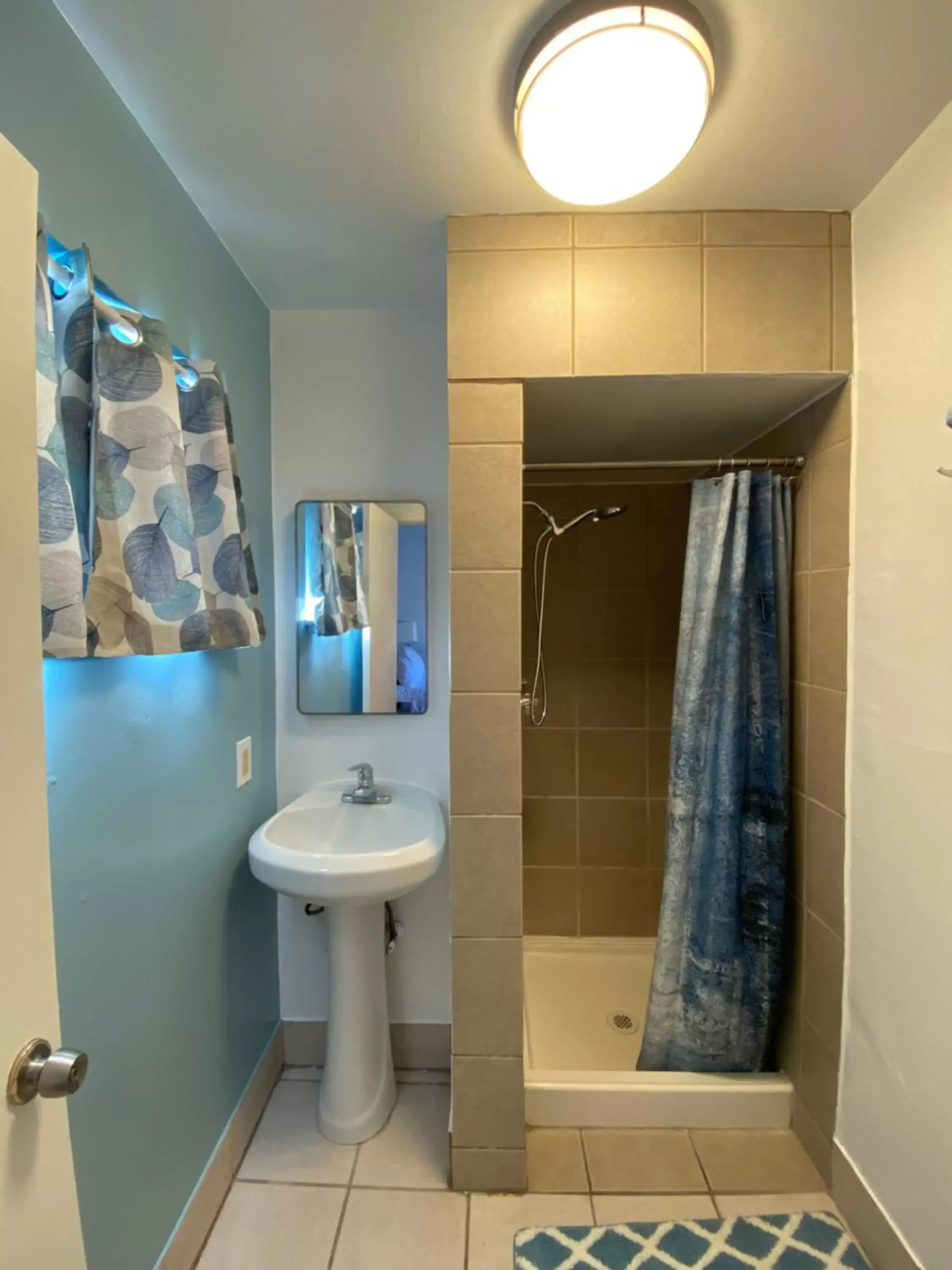 Bathroom in Bluebird Day Inn & Suites