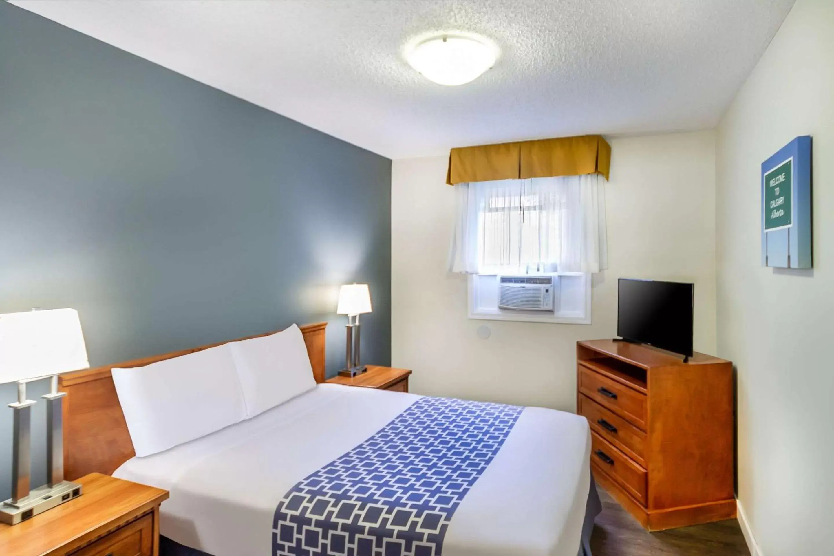 Bedroom, Bed in Econo Lodge Inn & Suites University