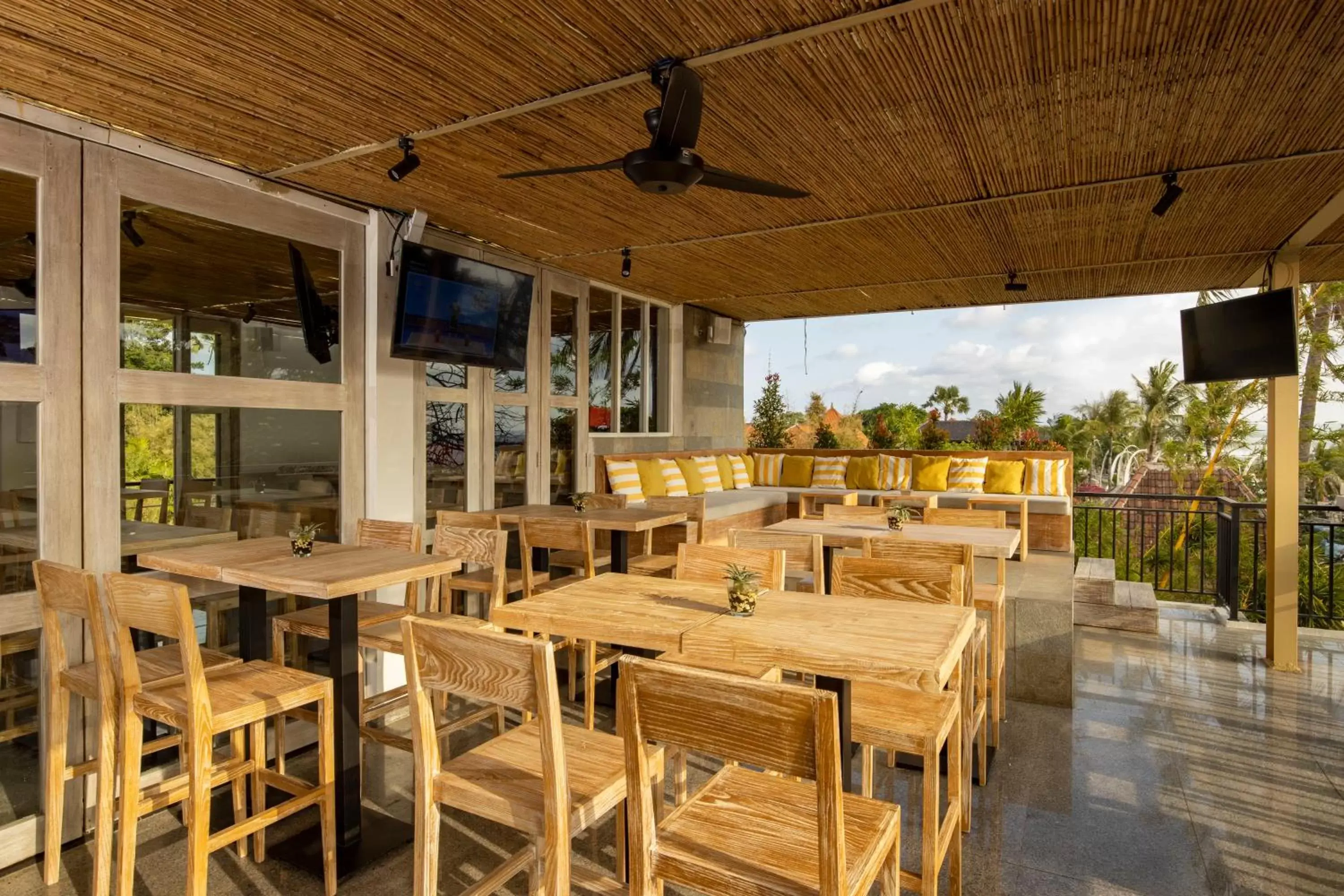 Lounge or bar, Restaurant/Places to Eat in Away Bali Legian Camakila Resort