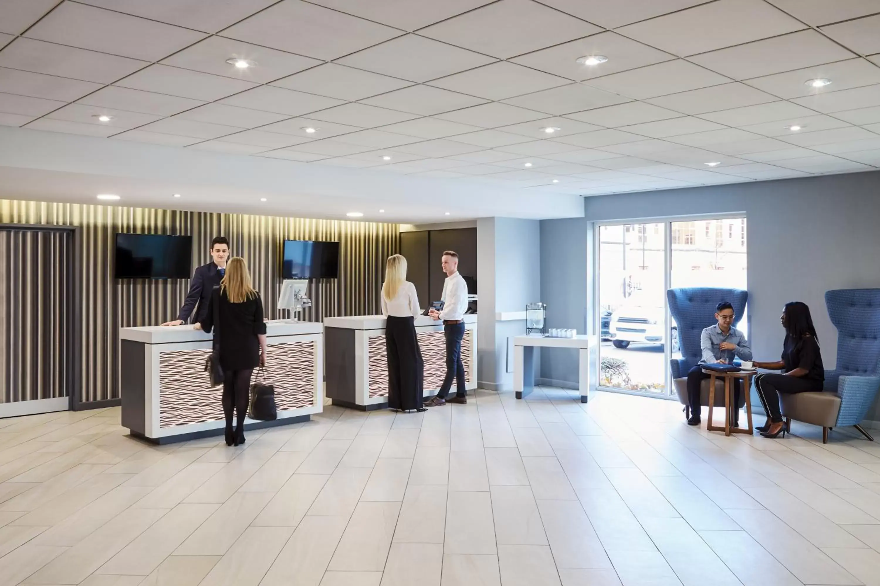 Lobby or reception in Novotel Wolverhampton City Centre