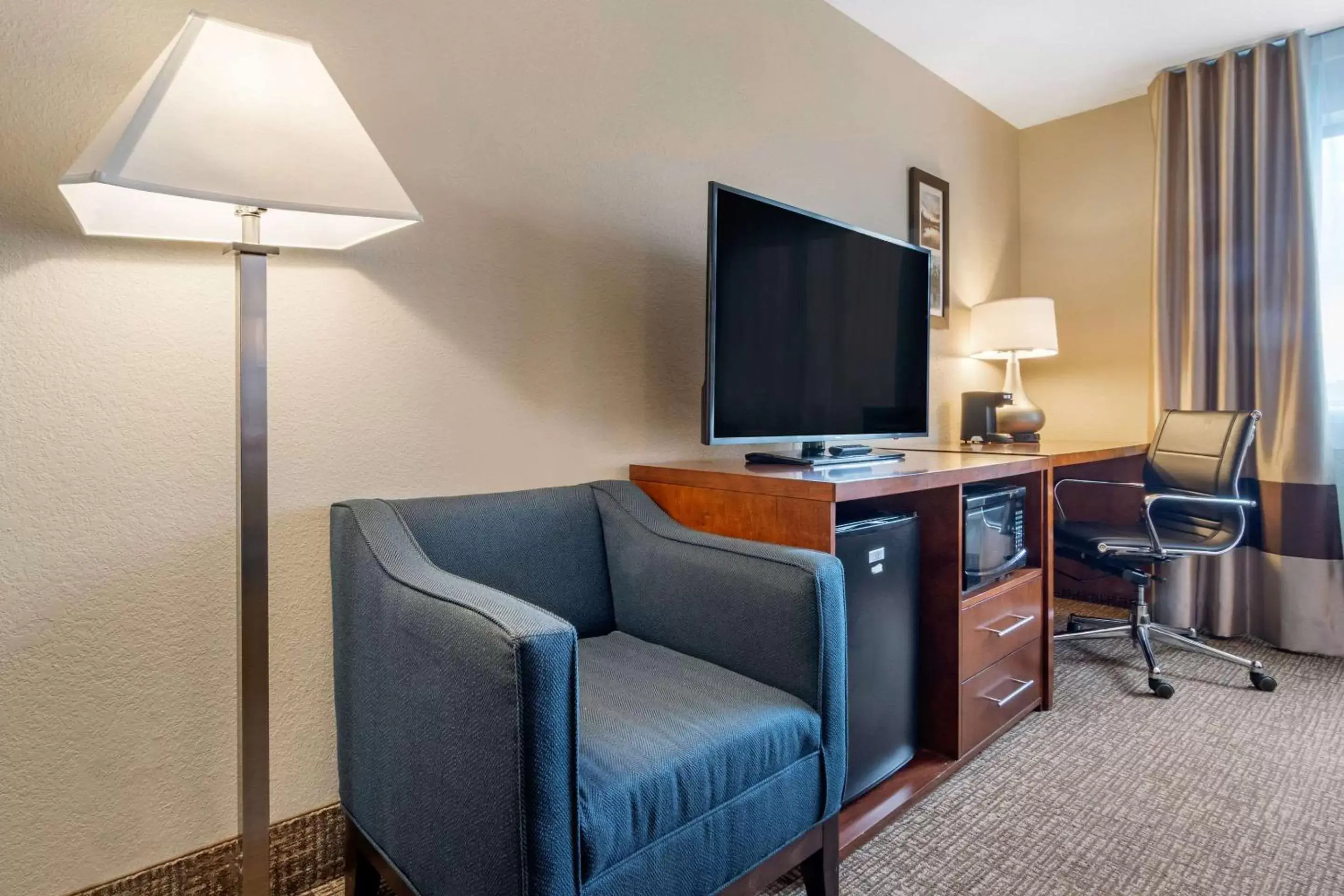 Photo of the whole room, TV/Entertainment Center in Comfort Inn & Suites South Hill I-85