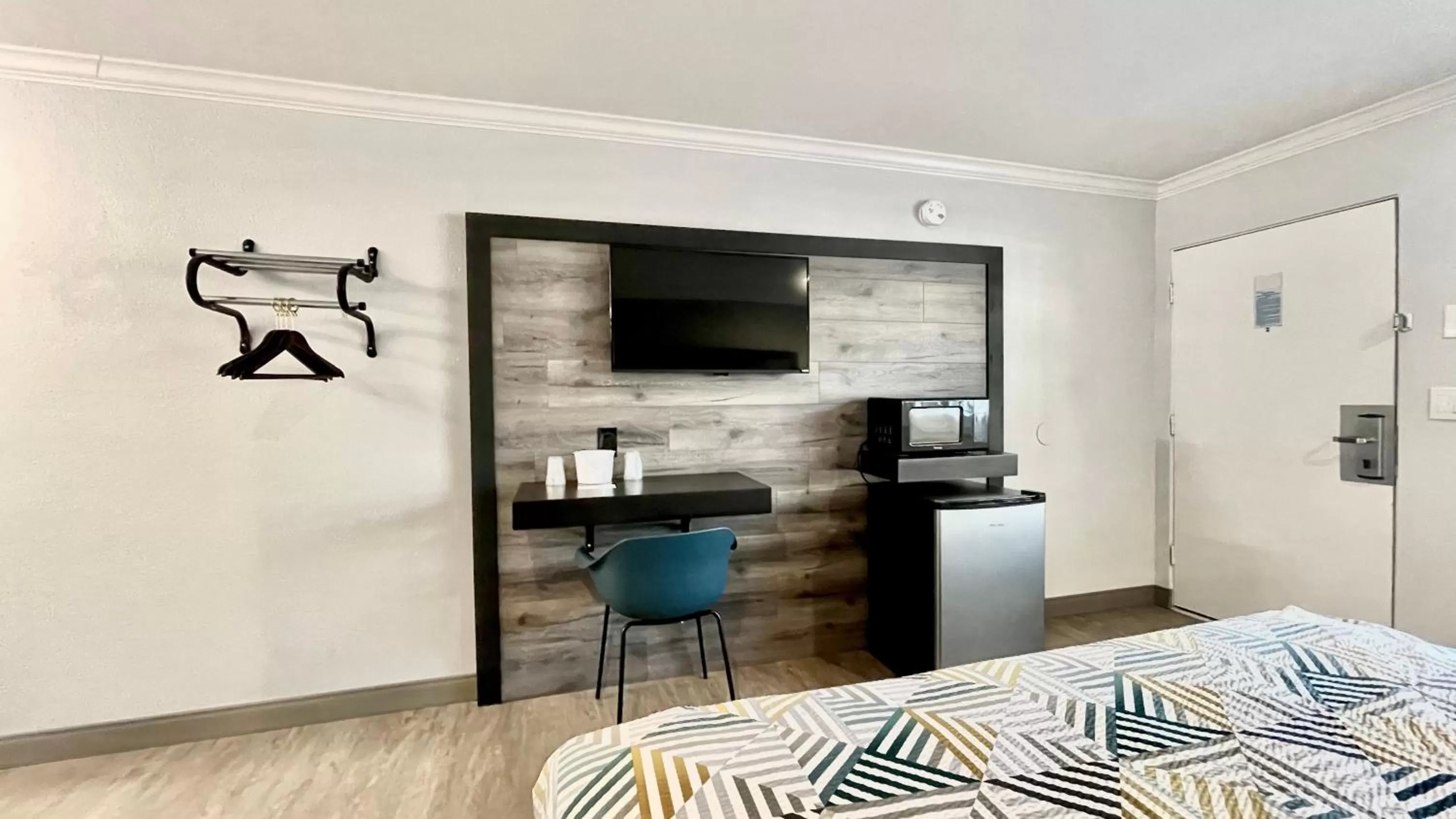 TV and multimedia, Bed in Motel 6 Pico Rivera - Los Angeles, CA