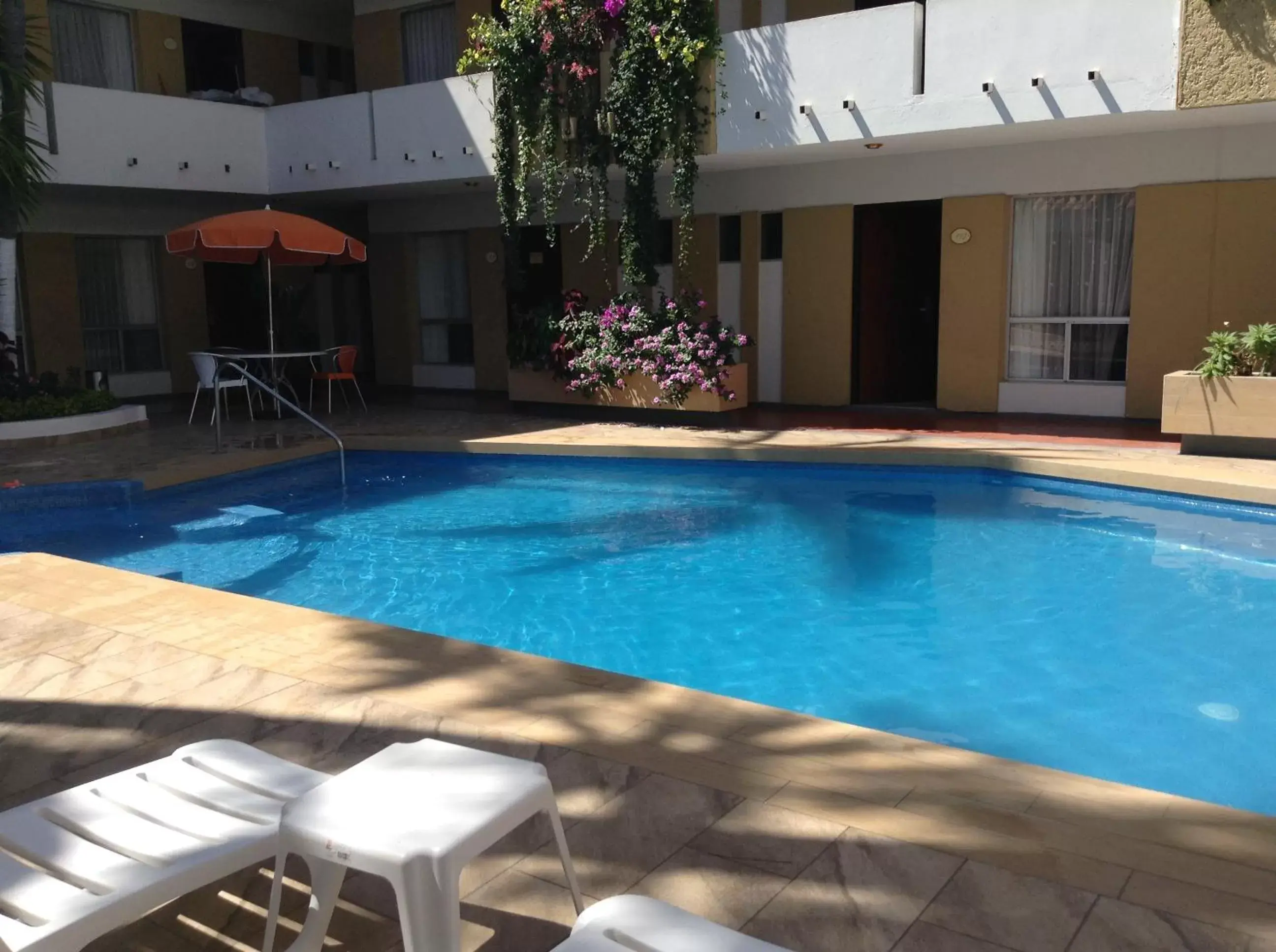 Swimming Pool in Hotel Azteca Inn