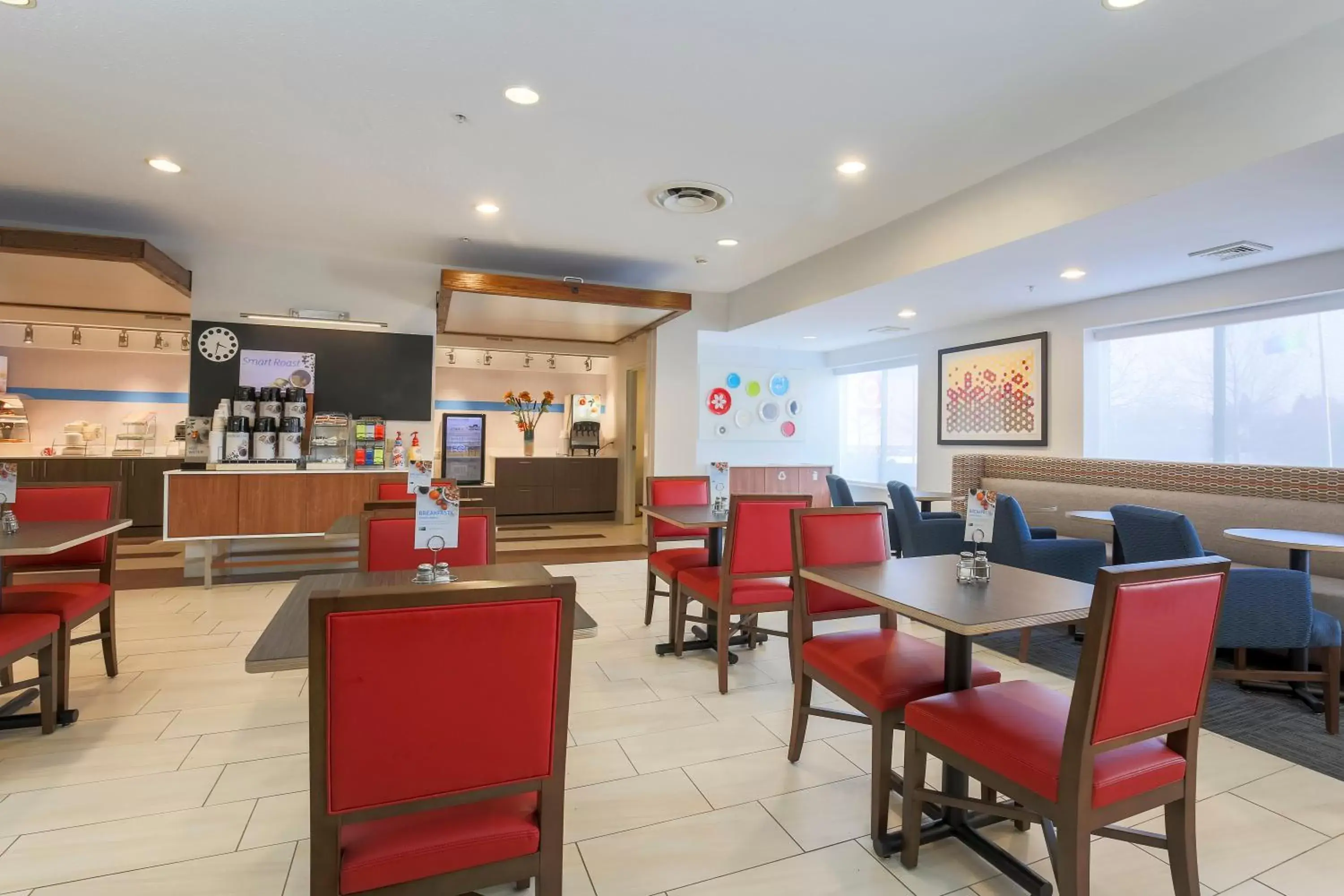 Breakfast, Restaurant/Places to Eat in Holiday Inn Express Irondequoit, an IHG Hotel