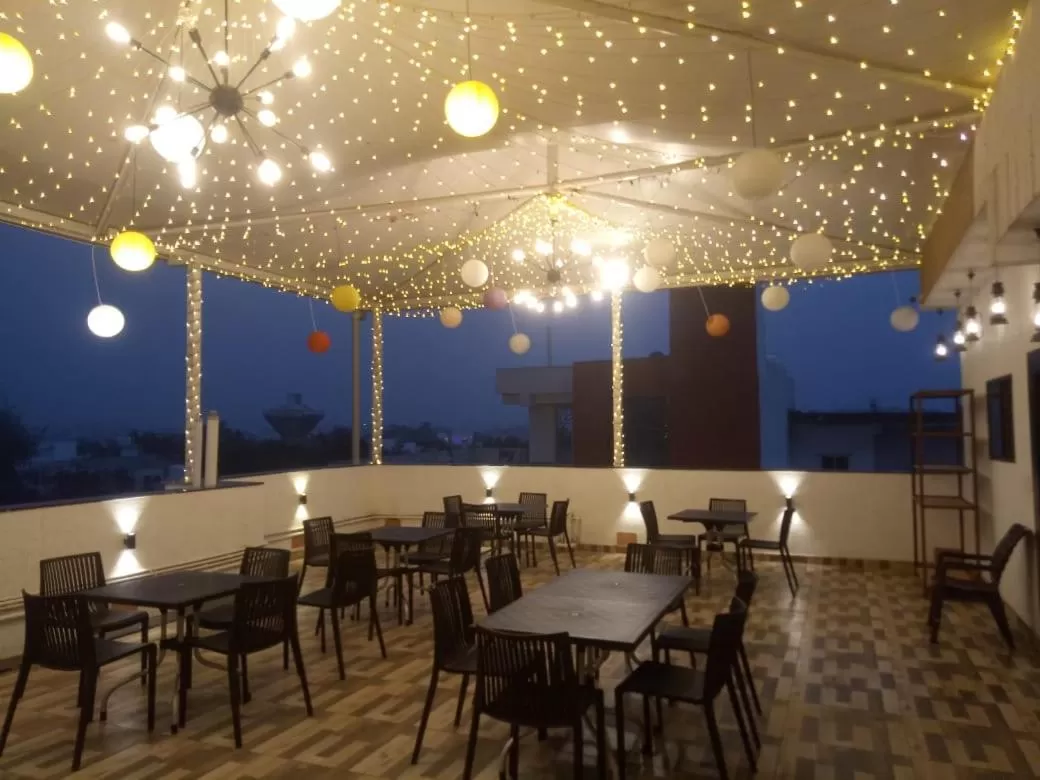 Restaurant/places to eat in Hotel Golden Bliss