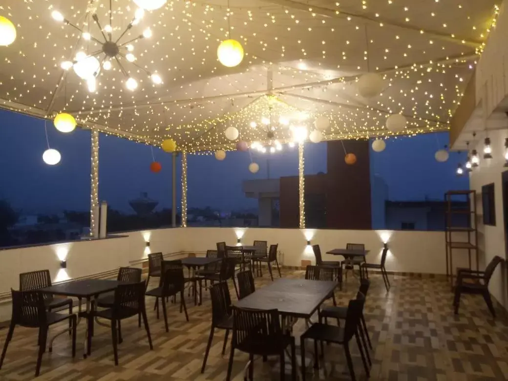 Restaurant/places to eat in Hotel Golden Bliss Restaurant/places to eat in Hotel Golden Bliss