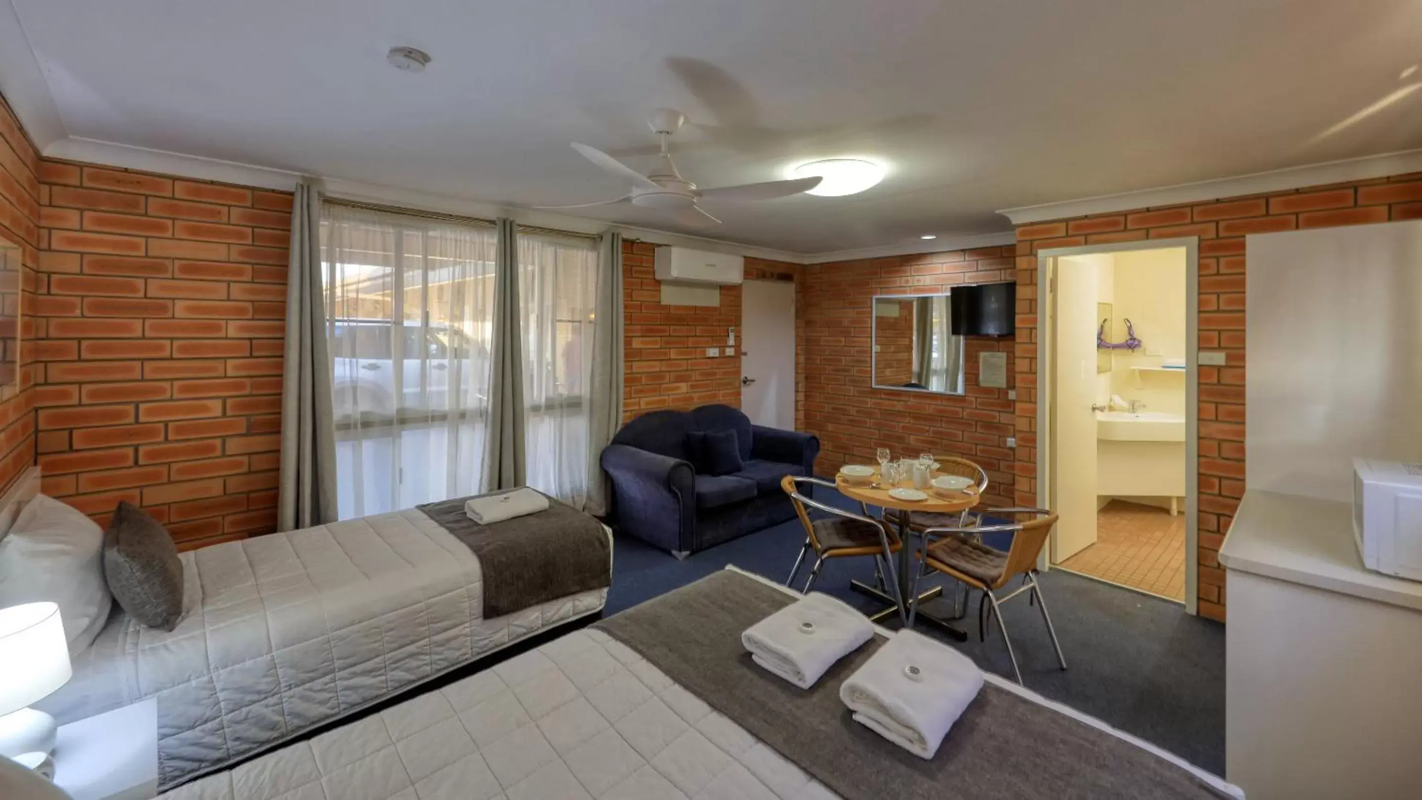 Seating Area in Gunsynd Motor Inn