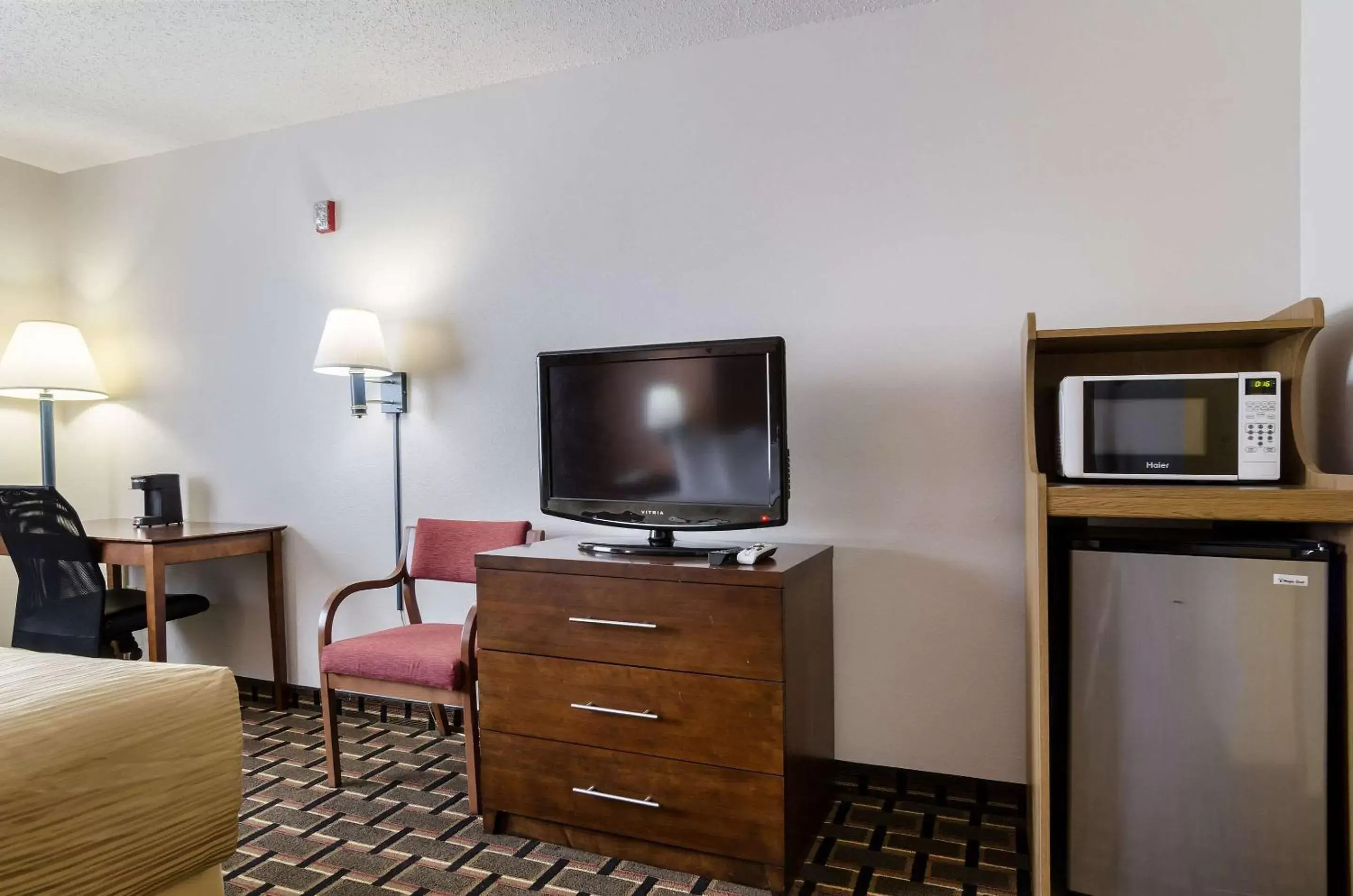 Photo of the whole room, TV/Entertainment Center in Quality Inn Osceola