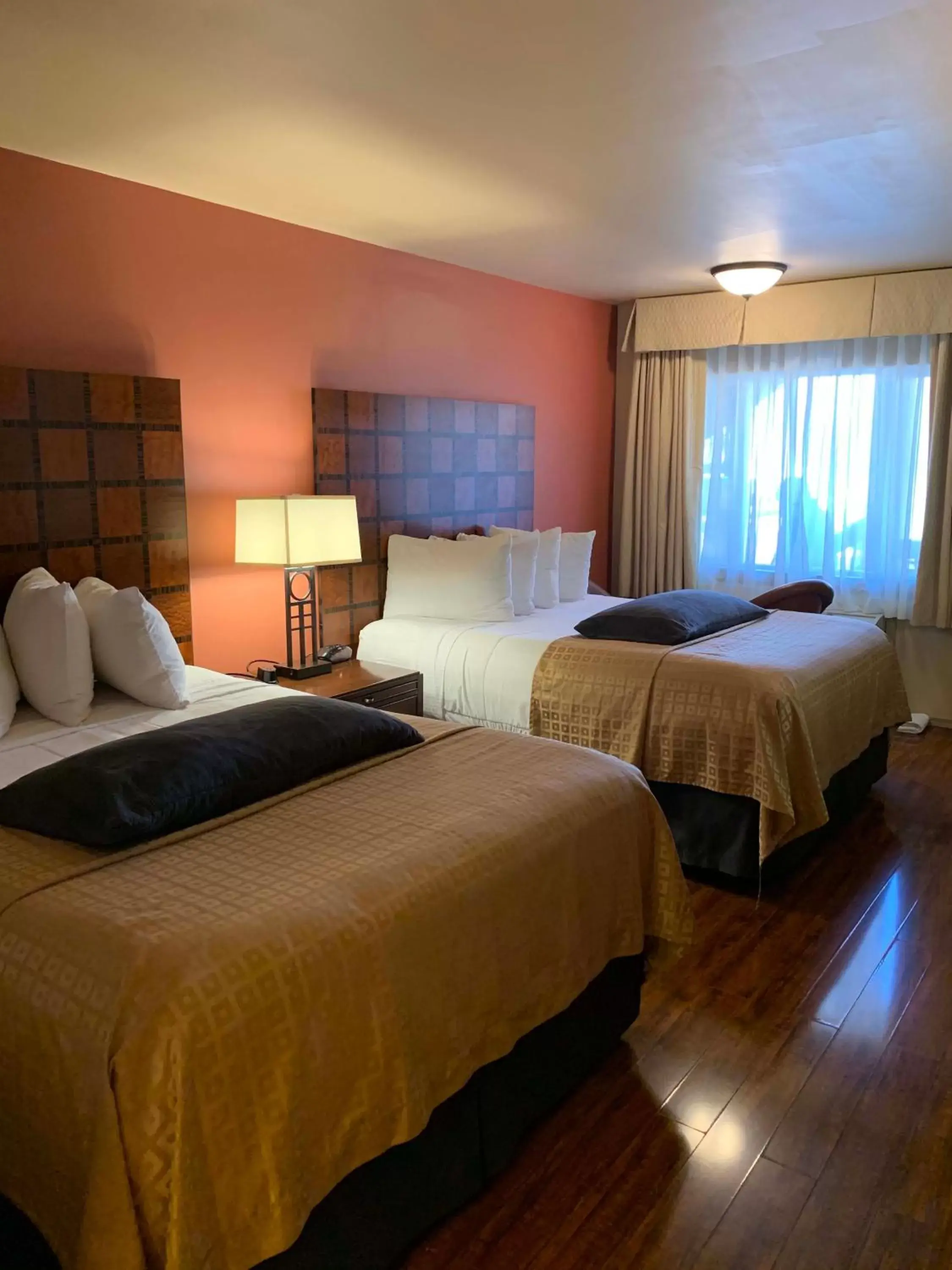 Photo of the whole room, Bed in Matterhorn Inn Ouray