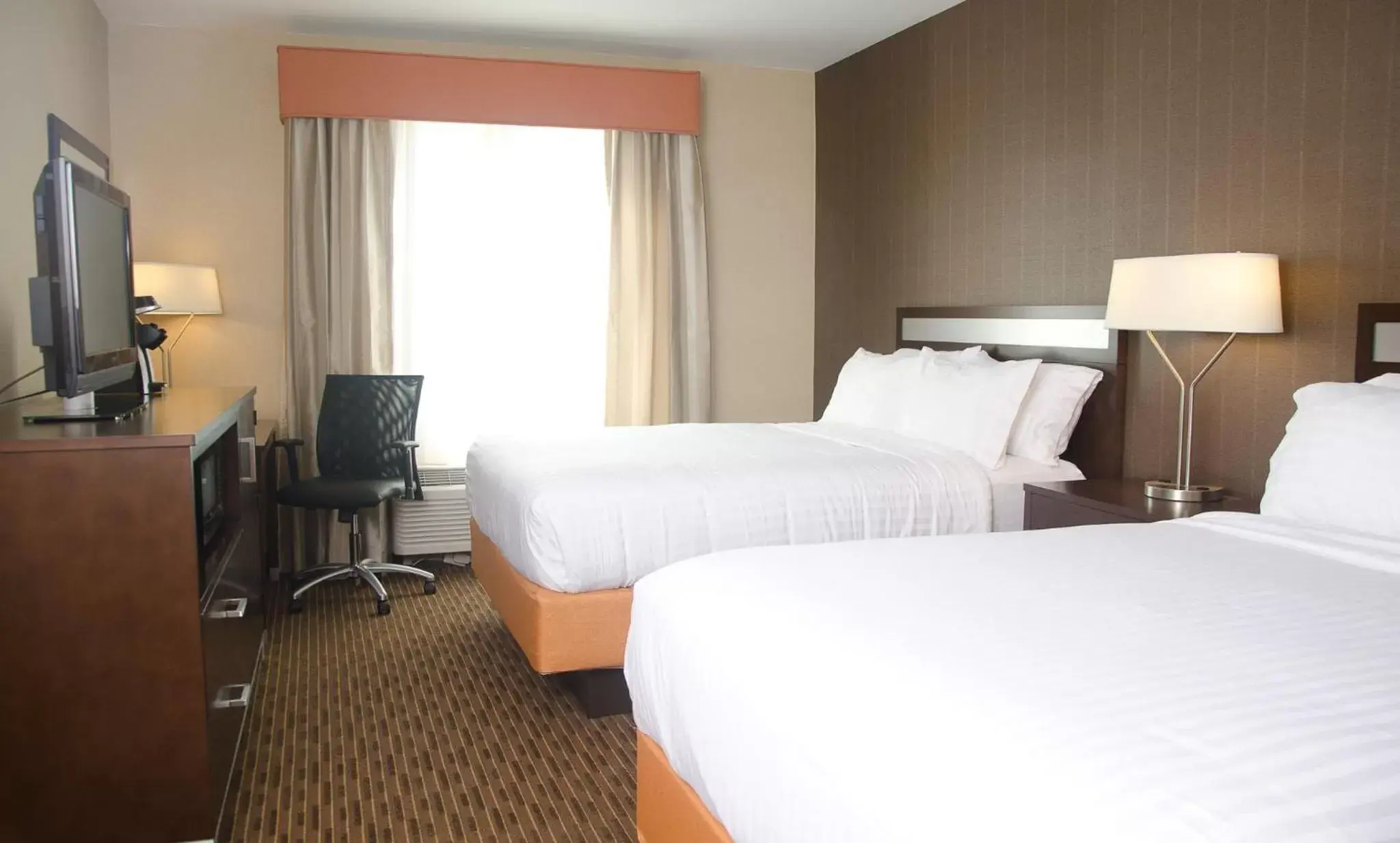 Photo of the whole room, Bed in Holiday Inn Express Hotel & Suites Watertown - Thousand Islands, an IHG Hotel