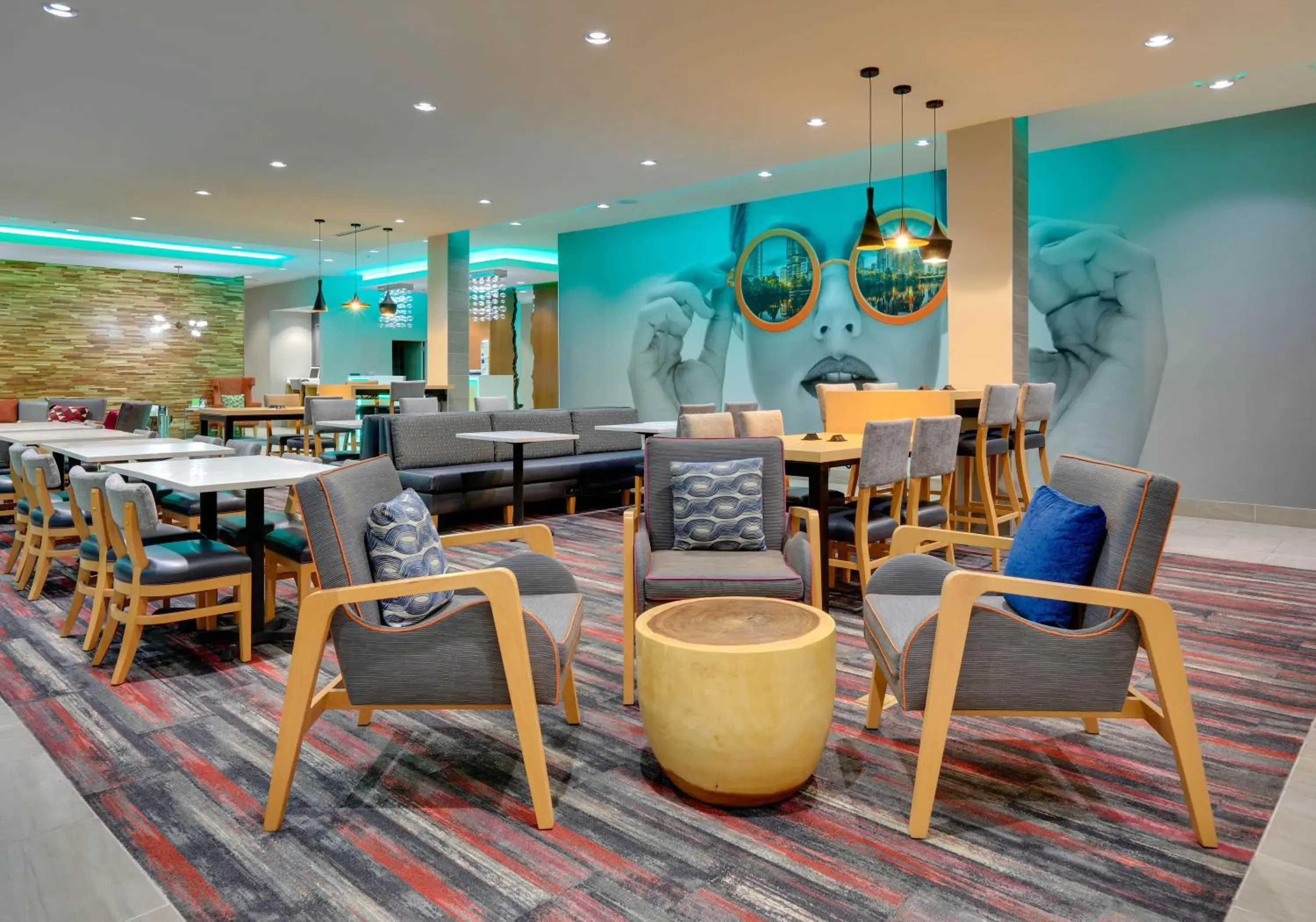 Lobby or reception, Restaurant/Places to Eat in La Quinta Inn & Suites by Wyndham Lakeway