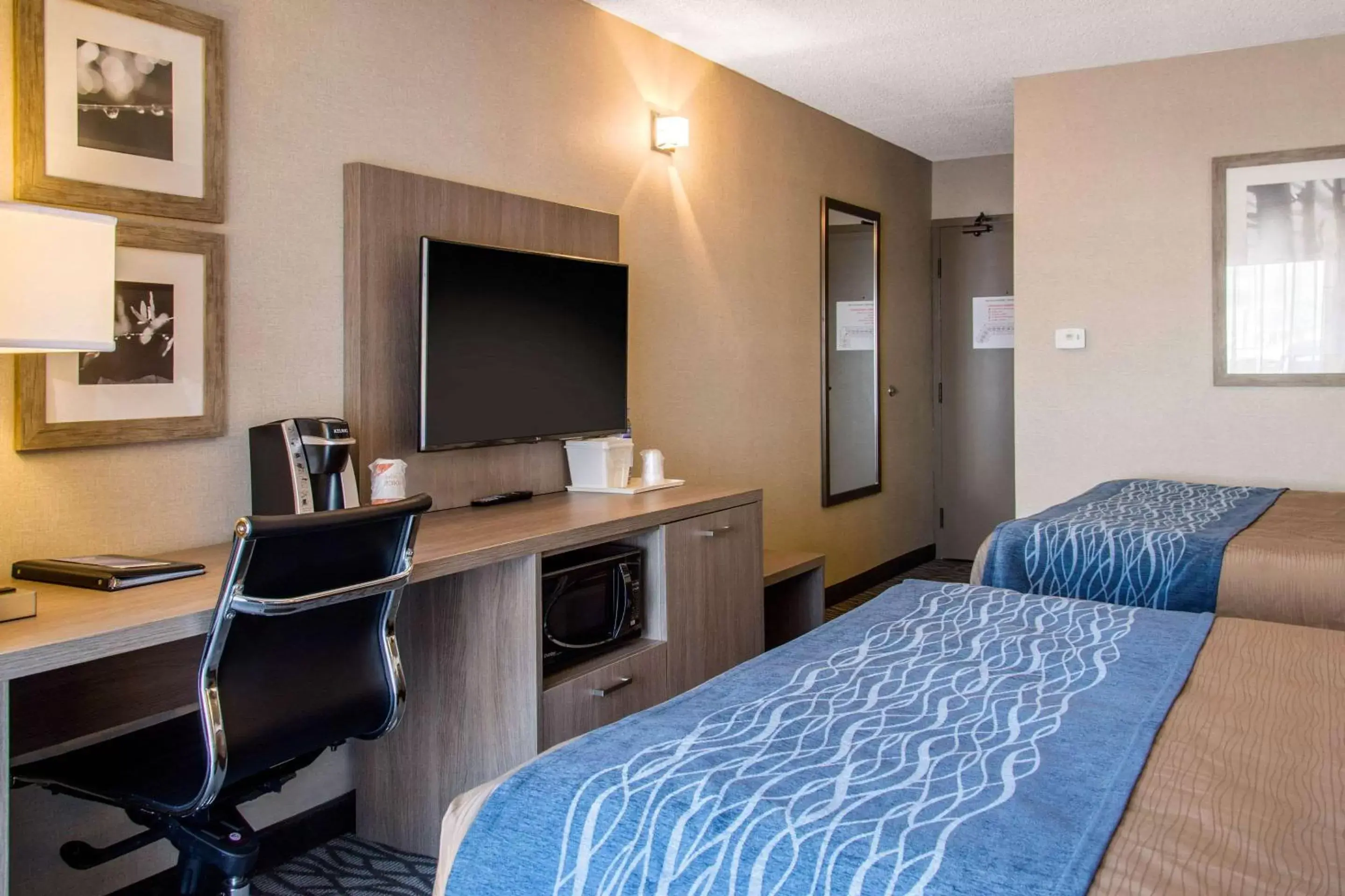 Photo of the whole room, Bed in Comfort Inn Airport Dorval