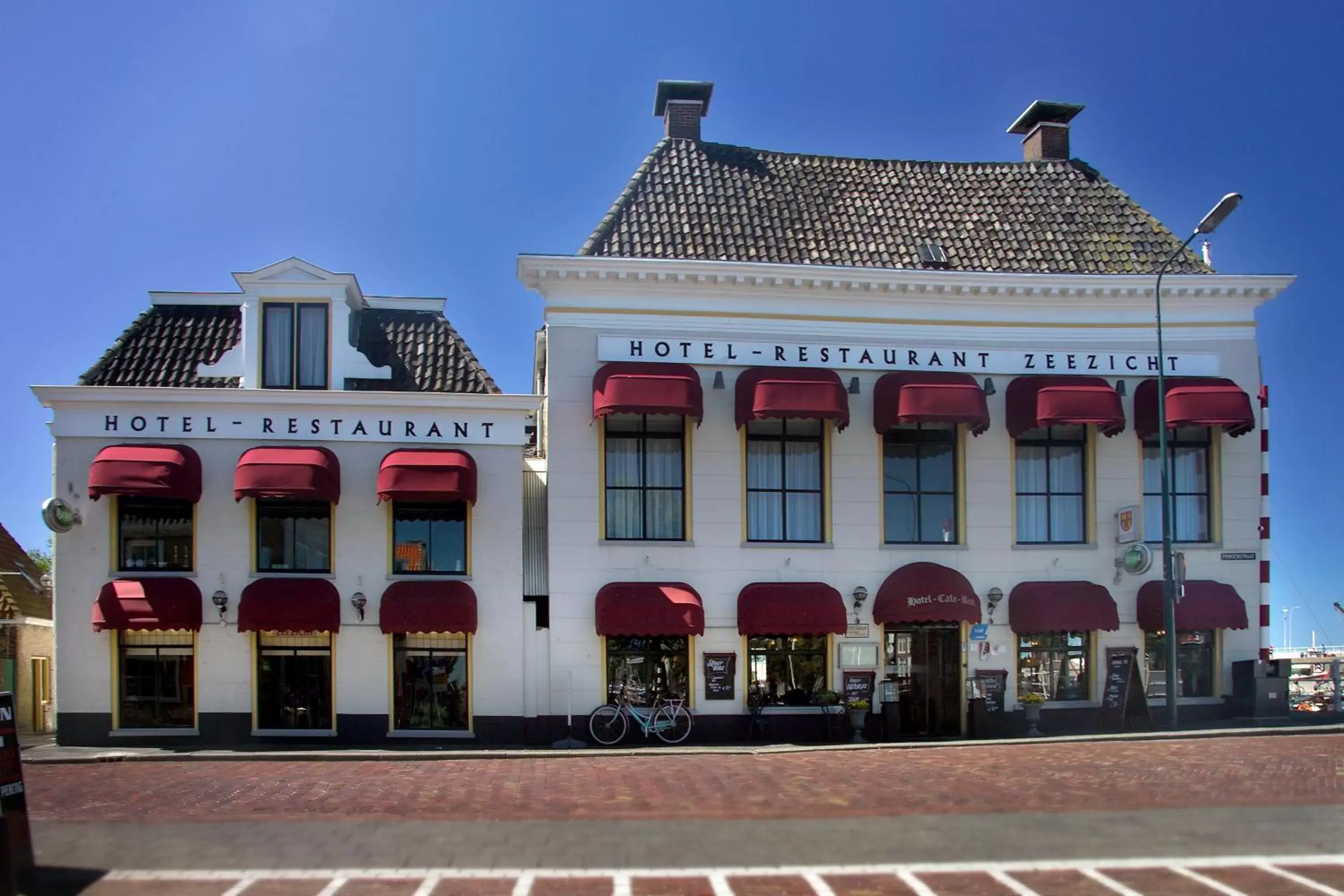 Facade/entrance in Hotel Zeezicht