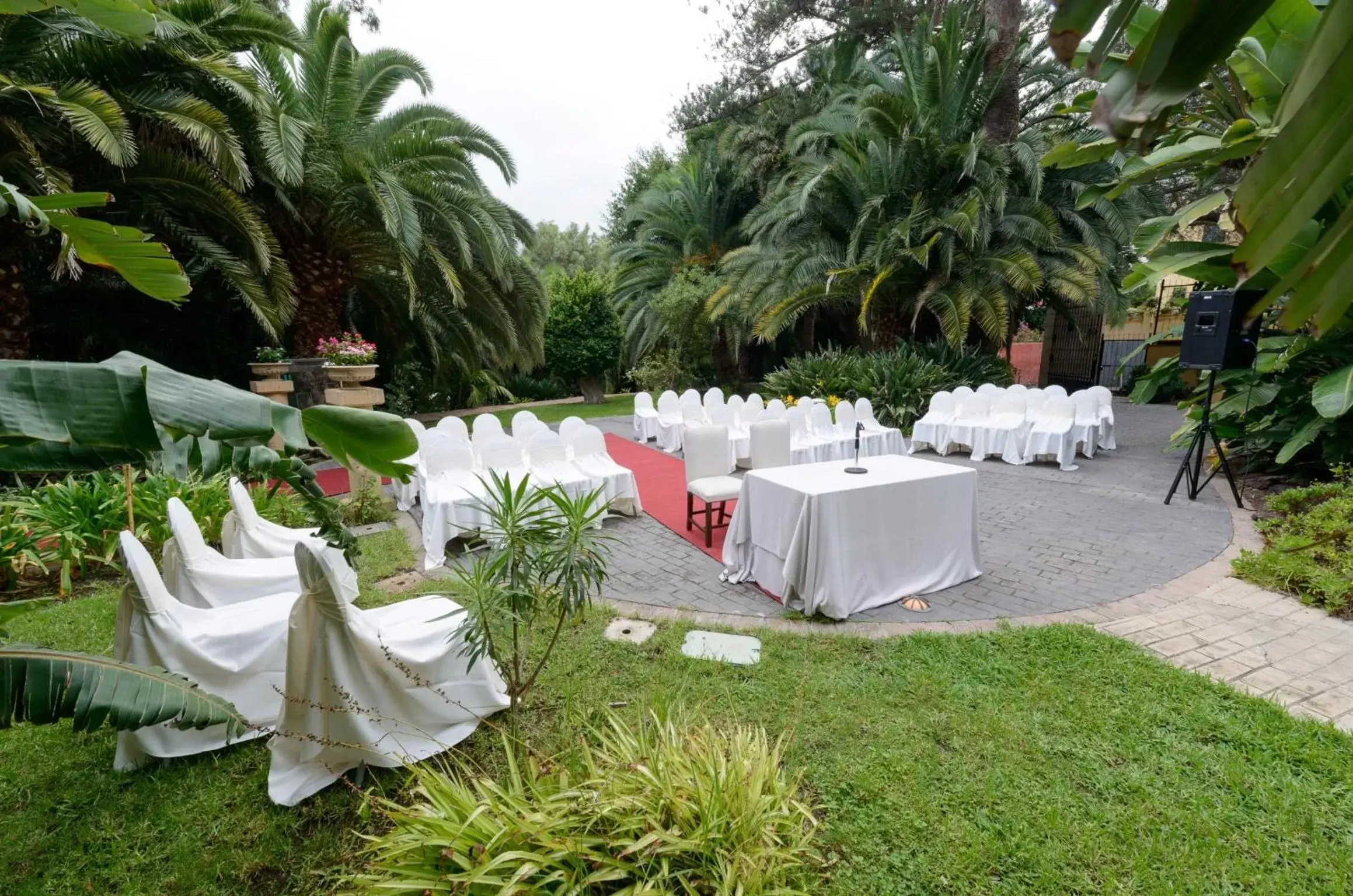 Garden, Banquet Facilities in Hotel Escuela Santa Brígida