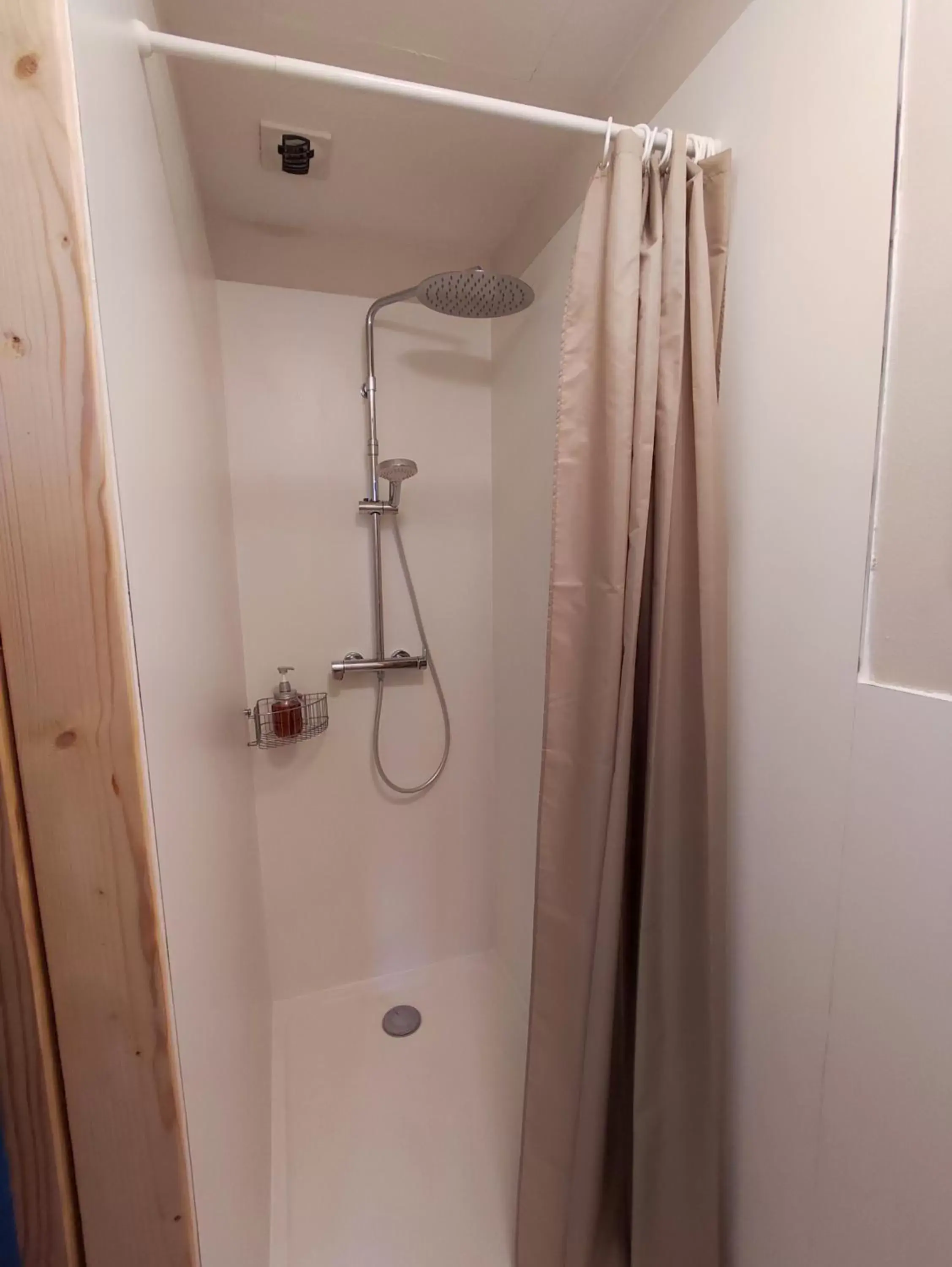 Shower, Bathroom in Gîte d'étape et de groupe du Clos Saint Roch