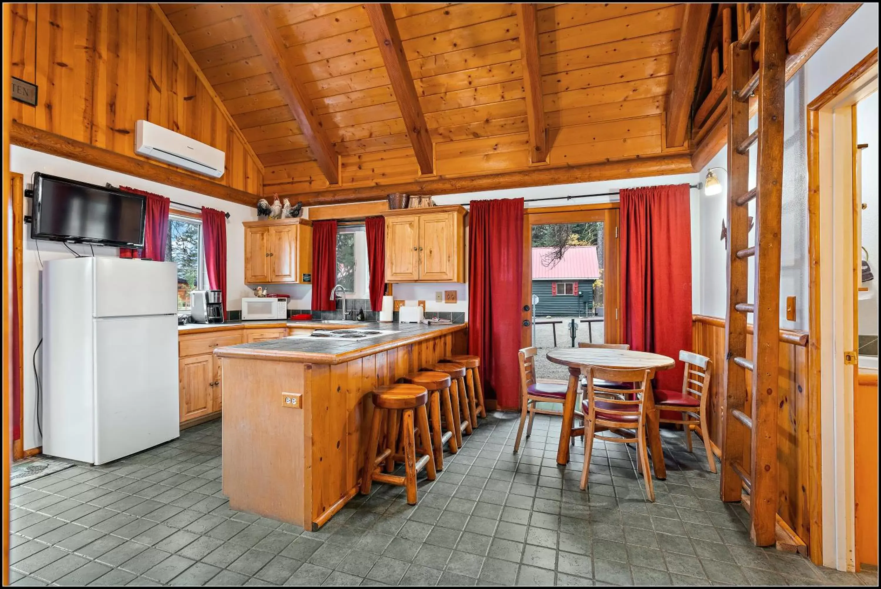 Kitchen or kitchenette, Restaurant/Places to Eat in Brundage Bungalows
