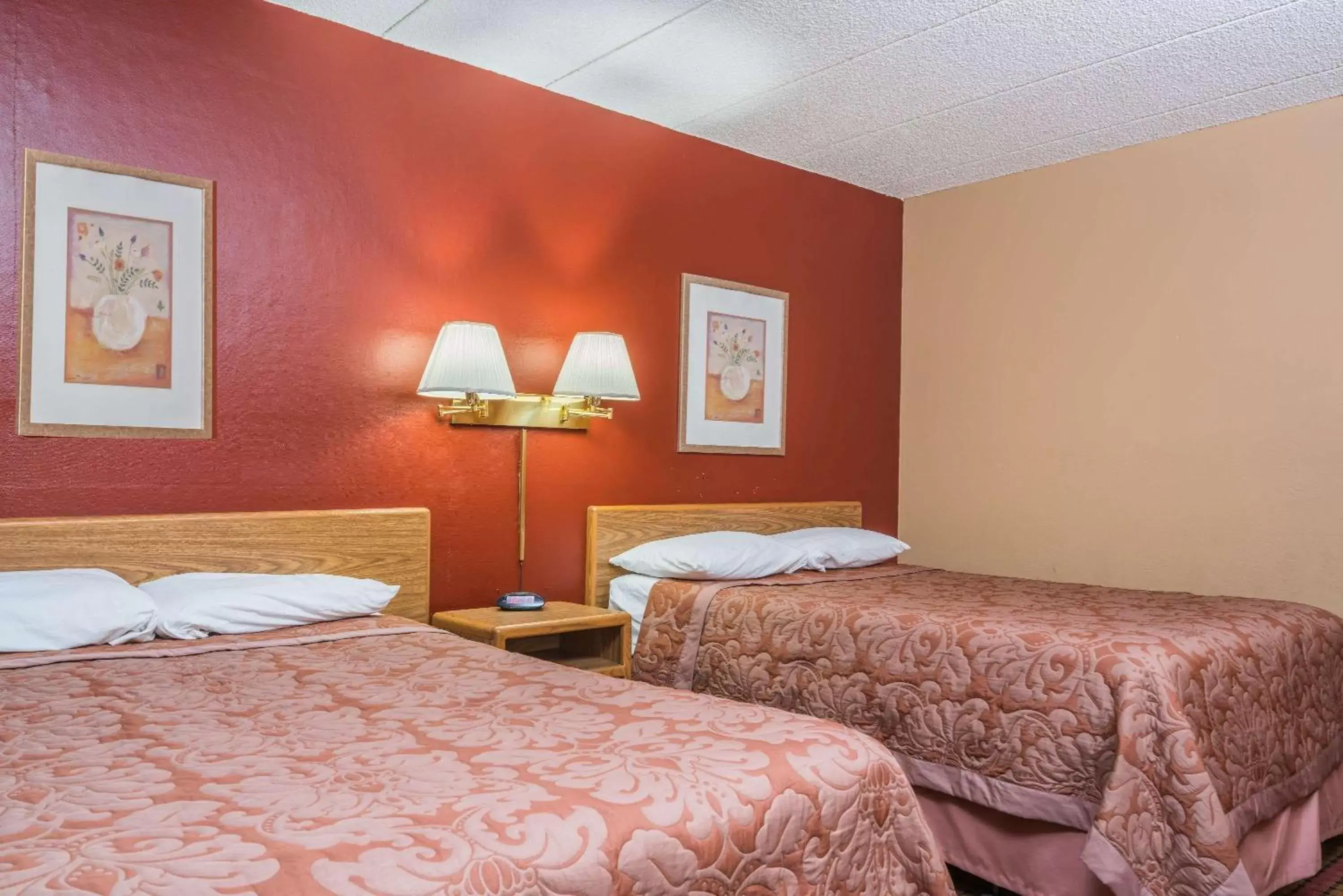 Photo of the whole room, Bed in Super 8 by Wyndham Brooklyn Center/MPLS