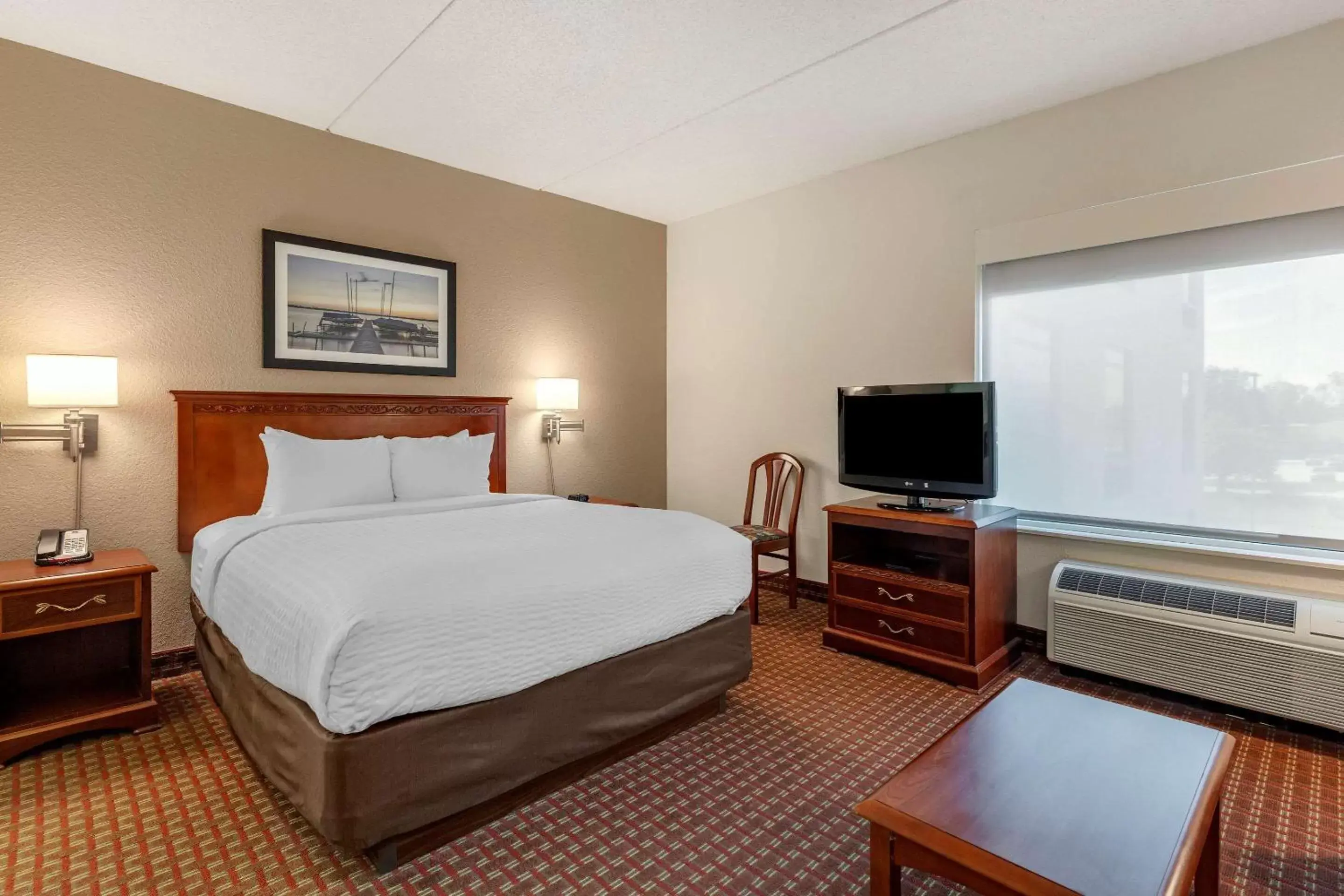 Bedroom, Bed in Clarion Suites at The Alliant Energy Center