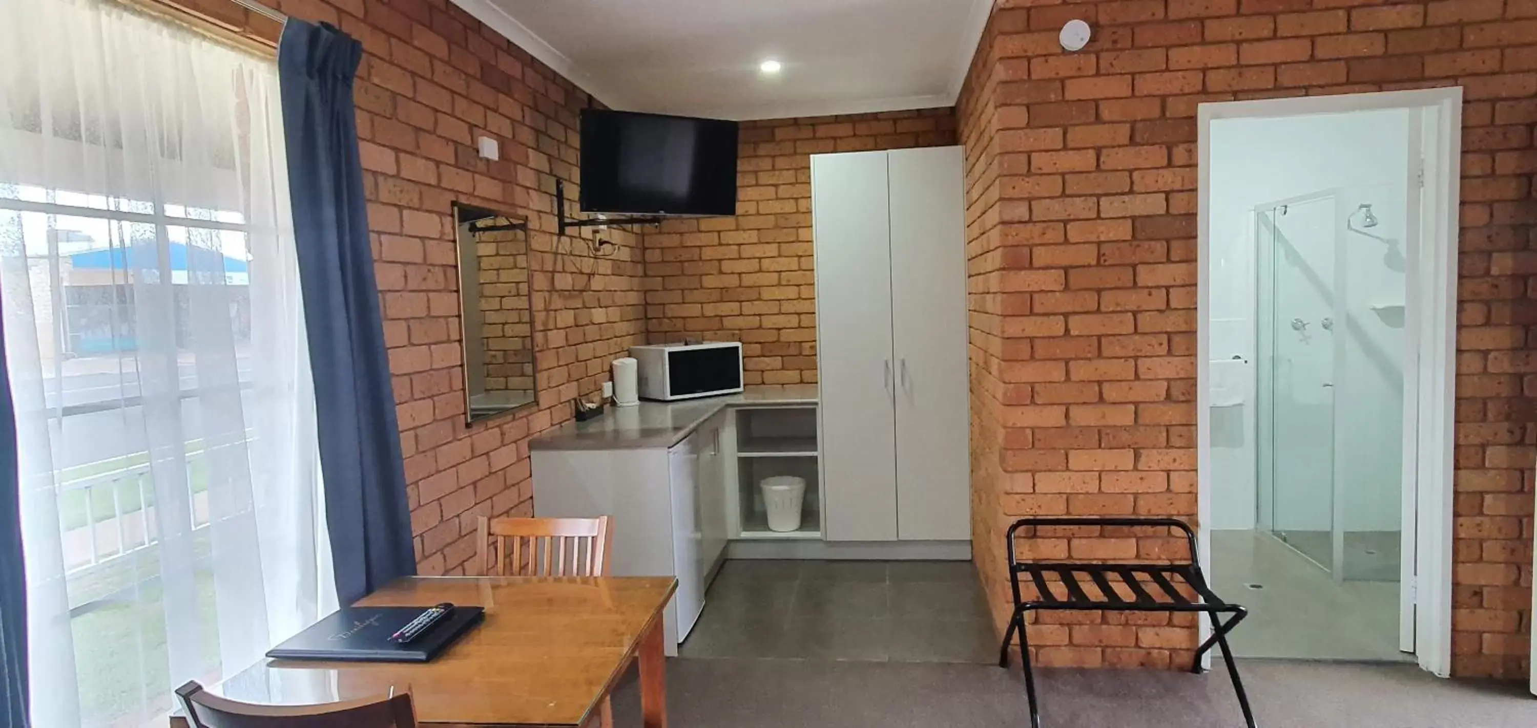 TV/Entertainment Center in Centrepoint Motel Deniliquin