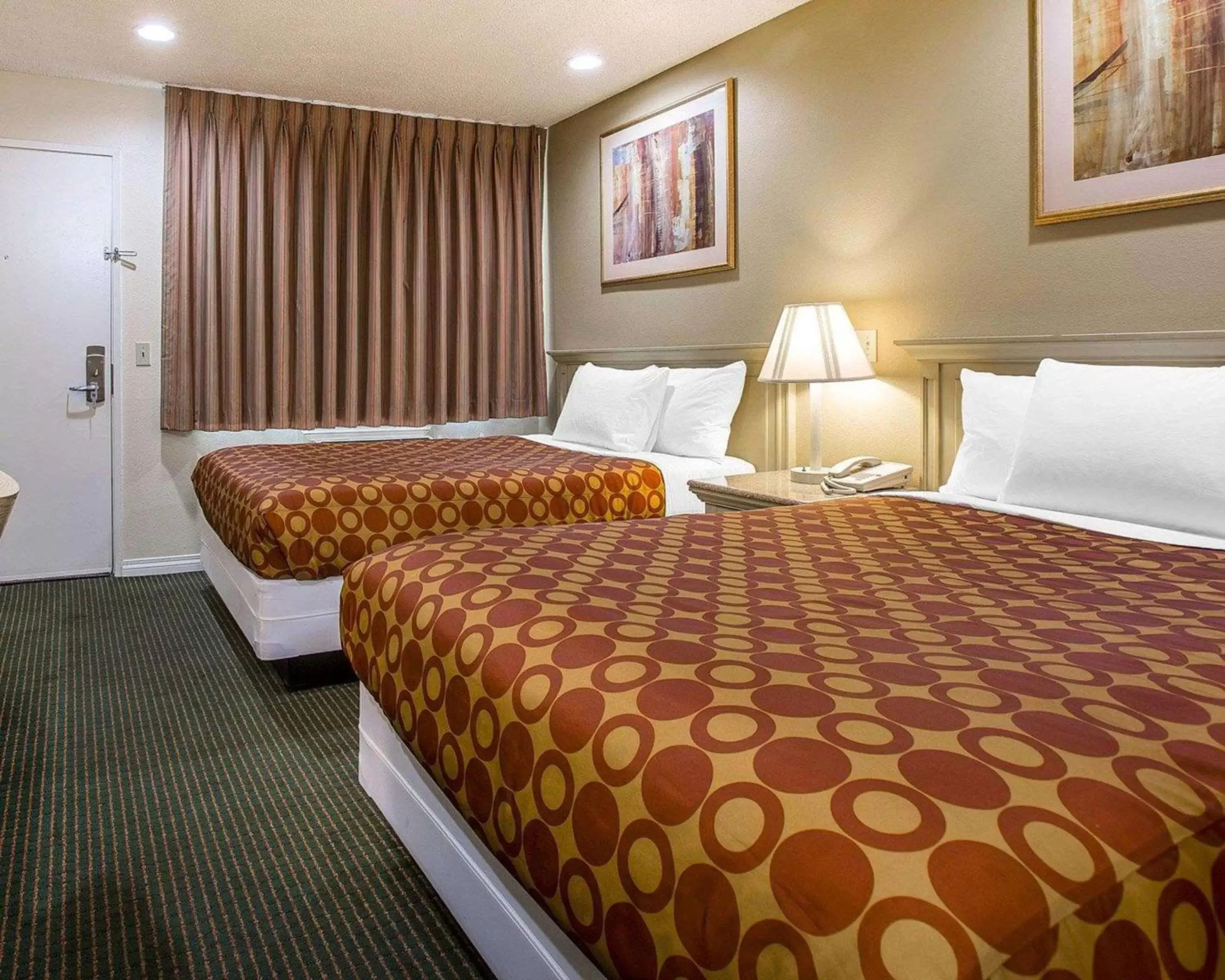 Photo of the whole room, Bed in Rodeway Inn Santee San Diego East